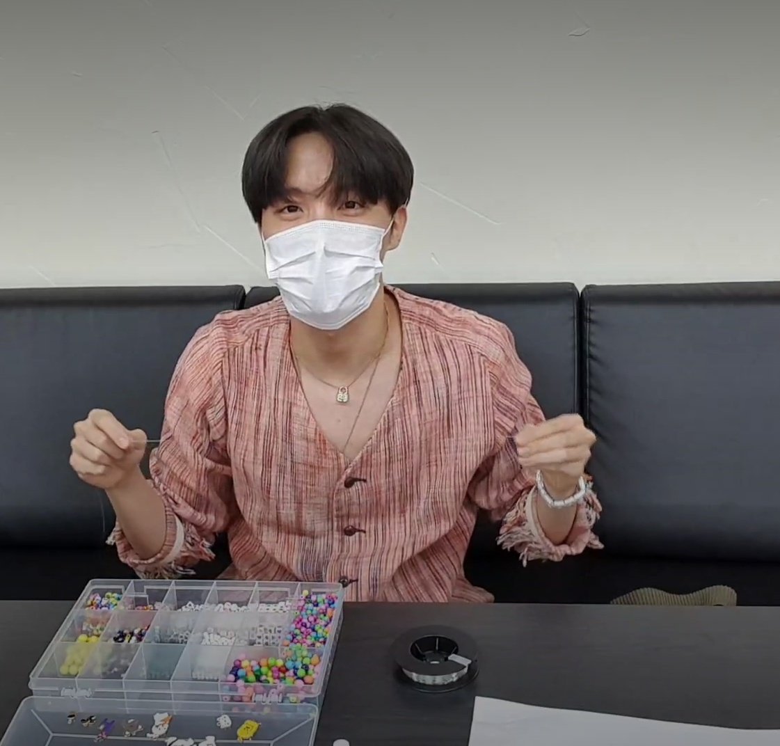 jhopeglow's tweet photo. Hoseok fez várias lives até terminar todas as pulseiras de missanga,ele fez uma pra cada membro e uma para o army

Ele perguntou para os armys como vocês querem ? todos responderam como você quiser
Então hoseok escolheu fazer com o tema roxo

Hoseok sempre demonstrou amor 💜 https://t.co/4iB5WW74YT