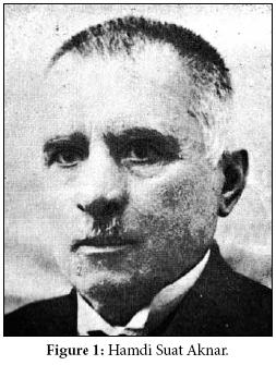 VartanHalis's tweet photo. Erzincan’da Ermenilere Tifüslü Kan Enjekte Edilmesi!!!

"15 Aralık 1918’de Ermeni doktor Mihran Norair, isim vermeksizin Türk meslektaşlarını, belirli vakalara dayanarak Ermenilerin soykırımına suç ortaklığı yapmakla açıkça suçladı. Bu suçlama, bazı Türk cerrahların, Harbiye Nezareti Sıhhiye Dairesi’nin ve Umum Hıfzıssıhha Müdürü’nün de katıldığı açık bir tartışma başlattı. İlk tepki, Harbiye Nezareti Sıhhiye Dairesi’nin kesin bir inkârı oldu. Bu inkâra öfkelenen tanınmış Türk cerrah Dr. Haydar Cemal, bir Türk gazetesine yazarak bu inkârı “Türk makamları için alışılmış bir davranış” olarak nitelendirdi. Ardından Dahiliye Nazırı’na şu açık mektubu yazdı; Dadrian’a göre bu mektup, 1918 Mütarekesi’nden bu yana herhangi bir Türk tarafından yapılmış bu ölçüde açık tek suç kabulünü temsil etmektedir:

“Ermeni Meselesi tartışılırken suçun her zaman valilerin ve askerî komutanların üzerine atıldığını görüyorum. Eğer iddia edildiği gibi Ermenilerin imhasına ilişkin emirler İttihat’ın merkezinden geldiyse, o hâlde işlenen suçların sorumluluğu meselesi daha da ağırlaşmaktadır. Dikkatinize sunmak istediğim şey, Ermenilere karşı bir biçimde bilimsel yöntemlerle işlenen barbarlıklardır. Bu meselenin kapanıp unutulmaya terk edilmesine izin vermek vicdana aykırıdır. Bu nedenle, bizzat gözlemlediğim gerçekleri Tahkikat Komisyonu üyelerinin şeref ve vicdanına sunmak istiyorum; bu kötülüklerin failleri hakkında alınacak tedbirlere karar vermek onlara düşer.

Ocak 1916’da, tifüs salgınının ciddi bir sorun hâline geldiği sırada, III. Ordu Sıhhiye Dairesi’nin emriyle, Erzincan’da tehcir edilmek üzere bekletilen suçsuz Ermenilere tifüs hastalarının kanı, bu kan ‘etkisiz hâle’ getirilmeden enjekte edildi. Ancak canlı hayvanlar üzerinde deney için uygun olabilecek bu deney, enjeksiyonun tedavi amacıyla yapıldığına inandırılan çok sayıda talihsiz Ermeni’nin ölümüne yol açtı. Söz konusu profesör, sonuçları Askerî Tıp Dergisi’nde yayımlarken deneklerin yalnızca ‘ölüme mahkûm edilmiş kişiler’ olduğunu yazdı ve onların Ermeni olduklarını belirtmedi. Tek suçları Ermeni milletine mensup olmak olan insanlara bu profesörün uyguladığı suç teşkil eden deneye bizzat tanık oldum. Erzincan Merkez Hastanesi Başhekimi Binbaşı Refet, ona yardım eden iki Ermeni doktor ve şehrin Hilal-i Ahmer Hastanesi Başhekimi Dr. Salaheddin bu mesele hakkında ayrıntılı bilgi sahibidir.

Bütün doktorlar muayene ettikleri hastaların isimlerini bir deftere kaydetmek zorundadır. Eğer bu profesör söz konusu masum kişilere uyguladığı reçeteleri açıklarsa, hükümet bunların daha önce herhangi bir mahkûmiyet kayıtlarının bulunmadığını doğrulayabilecektir. Ermenilere karşı gerçekleştirilen bu vahşetler hem idarî hem de bilimsel nitelikteydi. Bunlar tıp mesleği üzerinde bir lekedir. Bu konuda ayrıntılı bilgi vermeye hazırım.”

Yukarıdaki mektupta adı geçen Dr. Salaheddin daha sonra cevap verdi. Erzincan Merkez Hastanesi’nde meydana gelen olayları ne yazık ki bütünüyle bildiğini ve bu eylemlerden gerçekten sorumlu olan makamların yakalanmasına yardımcı olabilirse vicdanının rahatlayacağını; böylece onuru zedelenmiş tıp mesleğinin ve Türklüğün de büyük bir yükten kurtulacağını söyledi. Çevrelerinde yaşanan vahşetler nedeniyle sürekli endişe içinde bulunan Ermenilerin maruz bırakıldığı deneylerin ancak laboratuvar hayvanlarına uygulanabilecek türden olduğunu belirtti. Bunlar bilim tarafından henüz doğrulanmamış bir teoriye dayanıyordu ve esasen rastlantısal uygulamalardı.

“Çok sayıda Ermeni bu insanlık dışı deneyler sonucunda hayatını kaybettiği için, bunların başkalarının sağlığına pek bir katkısı olmadı... Hiçbir olumlu sonuç elde edilmedi. Varlıkları hayvanlardan bile daha aşağı bir düzeye indirgenen talihsiz Ermeniler, bilimin bazı karanlık noktaları adına kurban edildiler. Hatırladığım kadarıyla, tifüs bulaştırılmış bu Ermeni deneklerden alınan kan, gerekli tıbbî kurallara uygun biçimde ‘etkisiz hâle getirildikten’ sonra Erzurum Valisi Tahsin’e aşı olarak kullanıldı.”

Harbiye Nezareti bu iddiaları reddedince, cerrahlar Cemal ve Salaheddin ayrı ayrı ikinci birer mektup yayımladılar. Cemal, “yüzlerce” genç Ermeni’nin tifüs serumu deneyleriyle öldürüldüğü ve bunların Türk tıbbının itibarında silinmez bir leke bıraktığı yönündeki iddiasını yineledi. Mesleklerinin onurunu savunmak adına bu kadar çok tıp fakültesinin ve doktorun neden sessiz kaldığını anlayamadığını belirtti. Harbiye Nezareti’nin deneylerin kendisini inkâr etmeyip yalnızca bu deneylerin yapılmasına ilişkin bir emir veya yetki bulunduğunu reddetmesi dikkat çekicidir. Dr. Salaheddin ise “şaşkınlık içinde”, çok sayıda “cahil doktor” gerçeklerin ortaya çıkarılması için ısrar etmek yerine bunları inkâr ederken, kendisine bütün mesele hakkında susması yönünde baskı yapıldığını açıkladı.

Bütün bu tartışmalar sürerken Dr. A. Khandjian, serum deneylerinin uygulayıcısı Prof. Hamdi Suad’ın ağır bir psikoz nedeniyle psikiyatrik tedavi altında bulunduğunu ve tıp fakültesindeki klinikte zorla kontrol altında tutulduğunu açıkladı. Bu ruhsal bozukluğun uydurma mı, taklit mi olduğu, yoksa Ermeni kurbanlarının kâbuslarının onda yarattığı kaçınılmaz etkinin sonucu mu olduğu konusunda emin olmayan yazar, Mazhar Tahkikat Komisyonu’nu konuyu araştırmaya çağırdı. Dr. Şakir’in yardımcılarından birinin hatıratında, Şakir’in tifüsle mücadele tedbirlerinin başlatılmasında aktif rol oynadığını açıklaması da dikkat çekicidir.

Görünen o ki aynı şehirde, Erzincan’da, askerî doktor Yüzbaşı Hamid tarafından başka bir dizi serum deneyi daha yürütülüyordu. III. Ordu’nun 30. Piyade Tümeni’ne bağlı 90. Alay’da görev yapan bir Ermeni subayının anlatımına göre, denekler arasında Birinci Dünya Savaşı sırasında açılan ve öğrenci kadrosunda 150 Ermeni bulunan Yedek Subay Talimgâhı’nın bazı öğrencileri de vardı. Bu tanığa göre Prof. Hamdi Suad’ın deneyinin temel amacı, serumun kalp, beyin, karaciğer gibi organlar üzerindeki farklı etkilerini incelemekti; bunun için amele taburlarında görev yapan Ermeni askerleri kullandı." 

Kaynak: Vahakn N. Dadrian, “The Role of Turkish Physicians in the World War I Genocide of Ottoman Armenians”, Holocaust and Genocide Studies, Cilt 1, Sayı 2, 1986, s. 177–179.

Resim: Prof. Dr. Hamdi Suat Aknar (1873–1936). Dadrian’ın aktardığı 1918–1919 tartışmalarında, Erzincan’daki tifüs deneylerinin uygulayıcısı olarak adı geçen hekim.