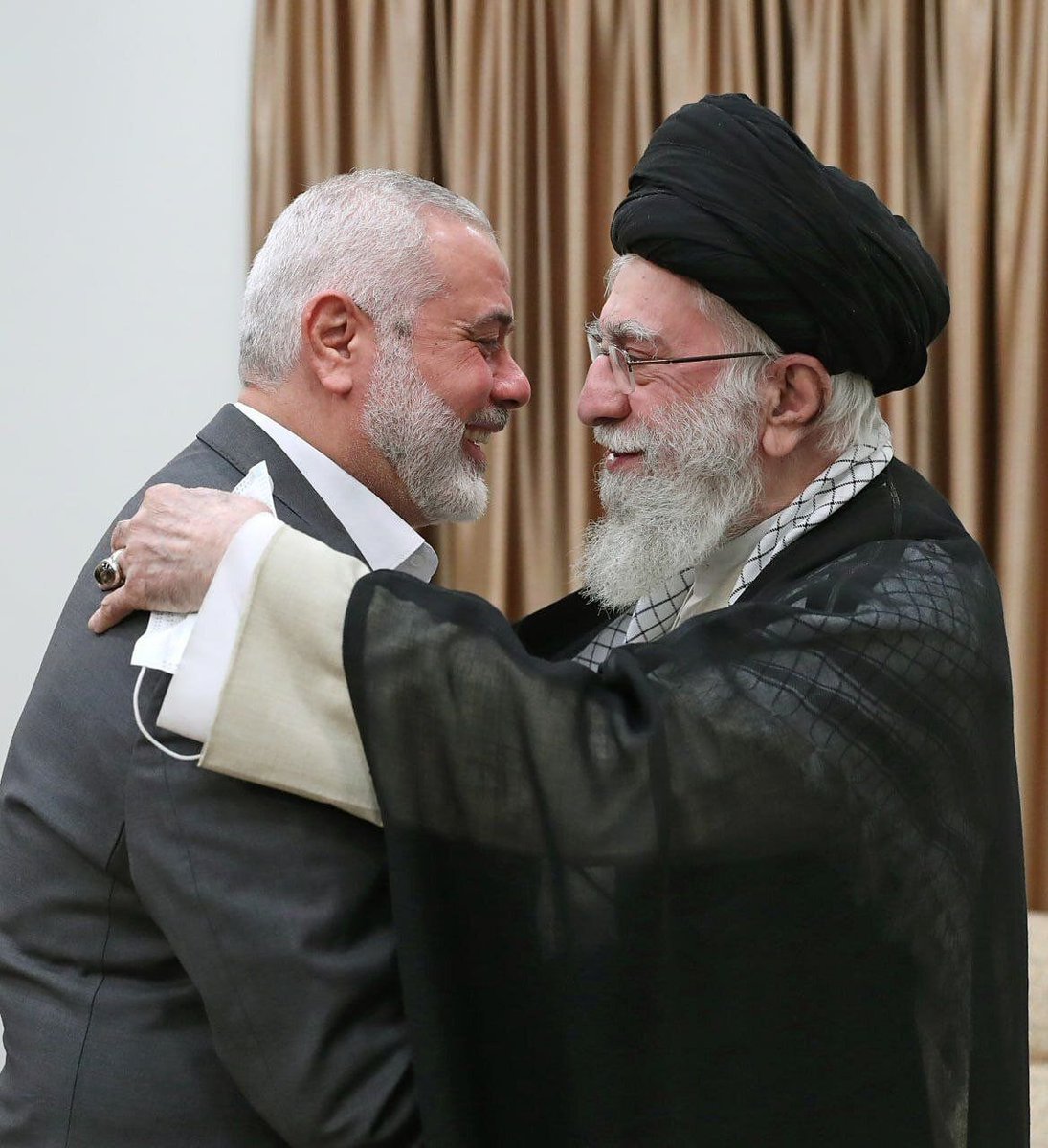 hoseinzadeh25's tweet photo. استقبال گرم وصمیمی رهبر شهید از جبهه مقاومت فلسطین ودر راس آنها شهید اسماعیل هنیه در ایران خود یک نمونه کامل است از حقانیت این انقلاب که برای حفظ اسلام وزمینه سازی ظهور انجام می شود
#امت_احمد https://t.co/E3JH68v3RL