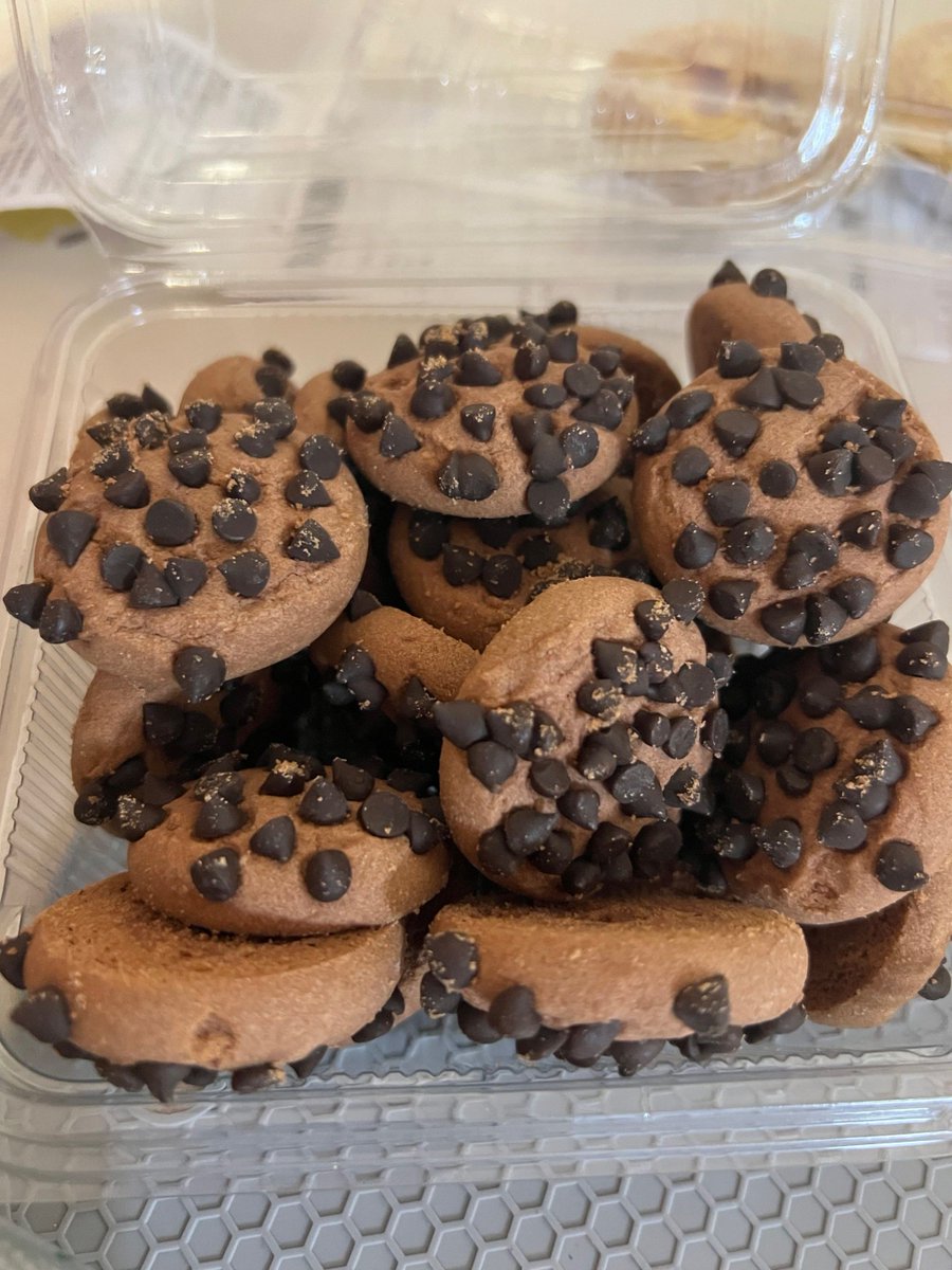 XiDS2sMyecr9EmC's tweet photo. Just brought extra homemade chocolate chip cookies to the porch! Hey neighbors, grab one on your way out today — happy little weekend treat for us all ， https://t.co/gIjTDwzmO1