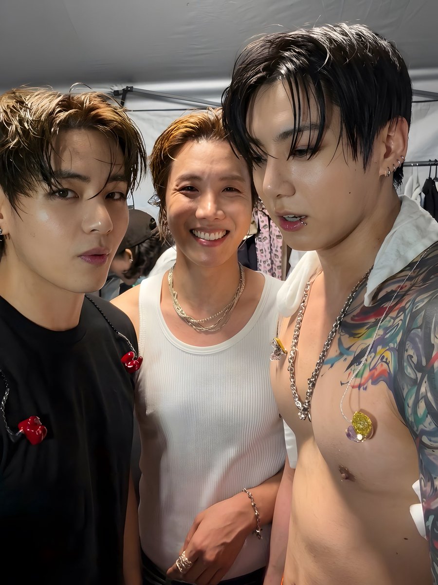 mnjeonjungkook's tweet photo. NEW HD PIC JUNGKOOK x TAE x JHOPE 📸🔥
#JUNGKOOK #TAEHYUNG #JHOPE https://t.co/nEcUrPfjU5