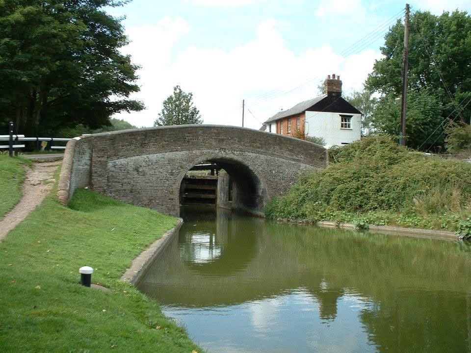 Traveller059's tweet photo. @jjmmli Hump back bridge over the Grand Union canal, Dudswell, UK. #bridge https://t.co/F8hstjK394