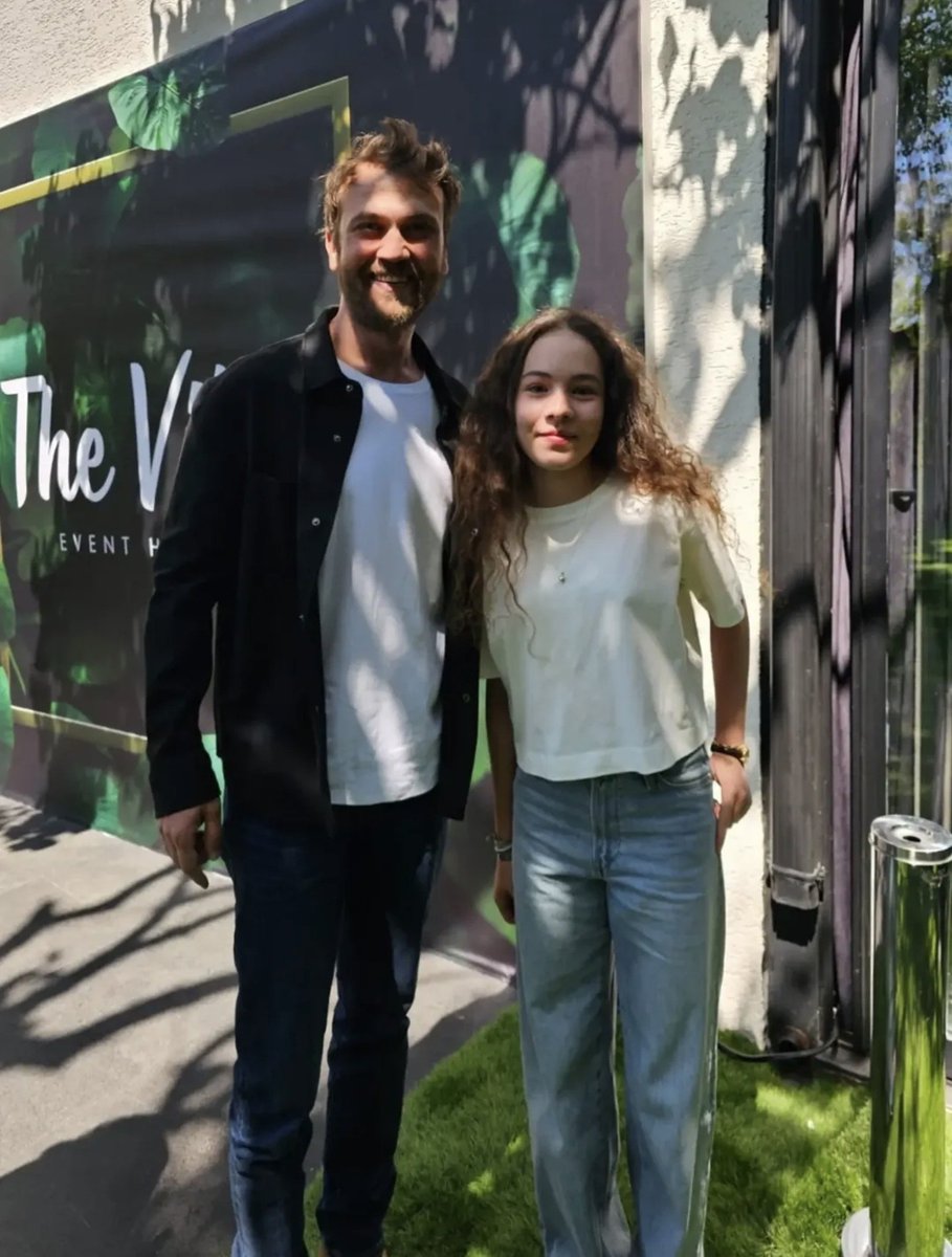 DTural's tweet photo. Ay Yapım'ın "Eve Giden Yol" projesinin çekimleri sona erdi. Aras Bulut İynemli ve Nilperi Şahinkaya'nın başrollerini paylaştığı dizide ikilinin kızlarını canlandıran Aylin Akpınar'dan Aras Bulut İynemli, Nilperi Şahinkaya, Özge Törer ve Osman Alkaş'lı kareler geldi. 📸

Kardeşlerim sonrası yolunun açık olacağı belliydi. Artırarak devam ediyor. 👌