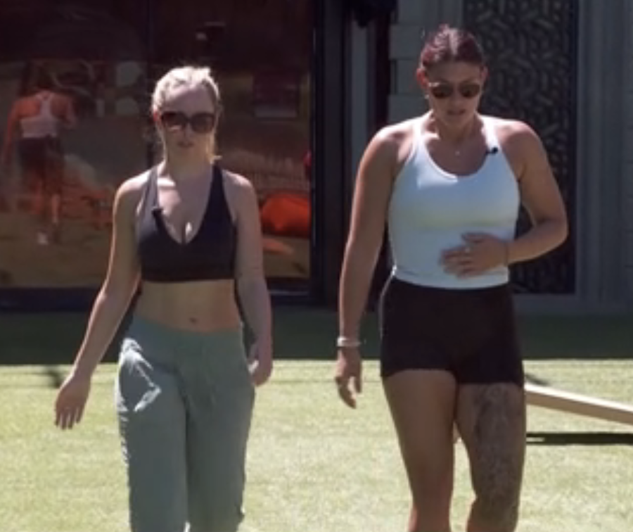 BbstatsY37609's tweet photo. Walking with her on your period is game face on #BB28 https://t.co/x29tafui8H