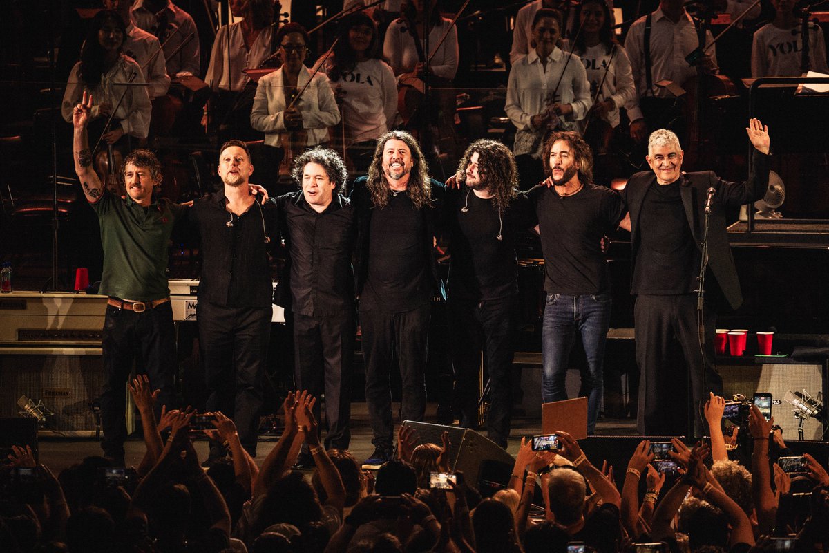 foofighters's tweet photo. WE PLAYED THE HOLLYWOOD BOWL!!!

Thank you for having us, @GustavoDudamel!

Thank you @LAPhil, YOLA (Youth Orchestra Los Angeles) and The DC6 Gospel Choir (aka the Foo Fighters Choir!) for sharing your talents.

And THANK YOU for joining us!!!

Photos by Timothy Norris, provided courtesy of the LA Phil. @HollywoodBowl + @LAPhil