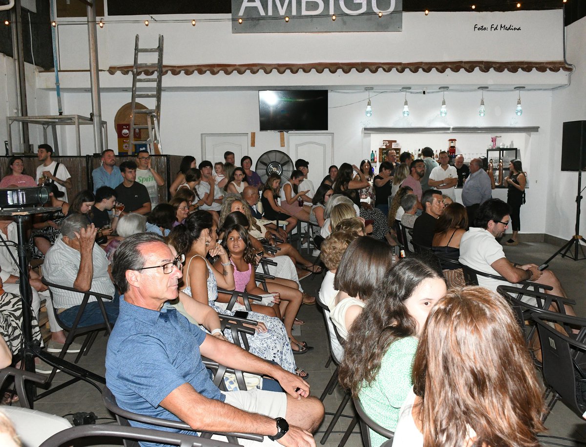 rubickay's tweet photo. El viernes tuve el honor de presentar delante de todo mi pueblo mi documental.

No pude contener las lágrimas al terminar la proyección y escuchar el aplauso de tanta gente.

El pueblo donde vivieron mis abuelos, se crió mi padre y en donde me inculcaron el amor hacia lo nuestro. https://t.co/3WYb4emvK4