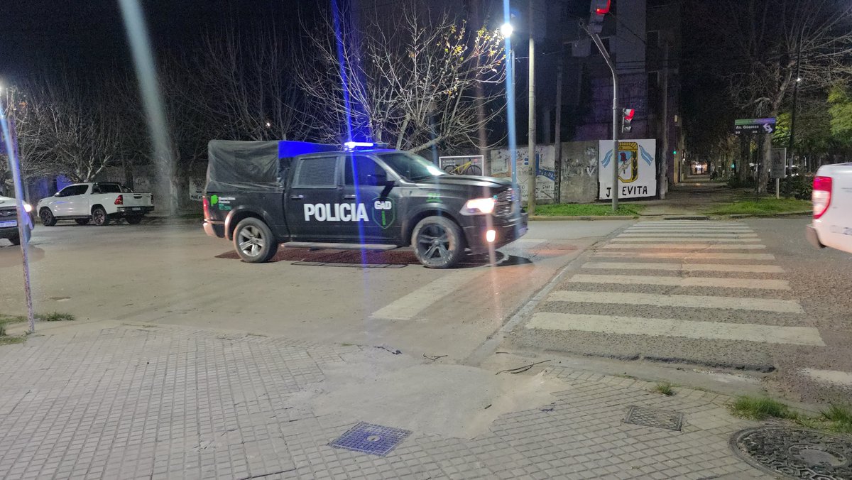 seguridadch's tweet photo. Seguridad en Chivilcoy con la colaboración de la División de Equipo Motorizado Antidisturbios de Infantería  

En el marco de la continuidad de los operativos nocturnos de prevención y saturación dispuestos por el municipio, la Secretaría de Seguridad de Chivilcoy confirmó el desembarco de efectivos de la División Equipo Motorizado Antidisturbios de Infantería (Cuartel Central de La Plata). Los dispositivos se despliegan en un intenso patrullaje dinámico orientado a prevenir delitos, desarticular ruidos molestos y controlar el tránsito en diversos puntos del partido.

Trabajo conjunto y recursos especializados

El secretario de Seguridad, Néstor Dabi, destacó el trabajo coordinado entre la Provincia de Buenos Aires y el municipio para ampliar los recursos en la calle: "Continuamos reforzando una serie de operativos nocturnos. Se suman motos bitripuladas de la División de Infantería, especializadas en este tipo de operativos que son muy importantes en Chivilcoy."

"Se suman a todas las fuerzas policiales que tenemos en Chivilcoy, tanto municipales como provinciales. Quiero agradecer a la Dirección de Tránsito de Chivilcoy que suman motos y móviles, además de móviles policiales y GAD. Un trabajo mancomunado en todos los barrios de Chivilcoy y fundamentalmente lugares estratégicos, previamente diagramados”.

Asimismo, Dabi remarcó el respaldo institucional tras las gestiones realizadas por el jefe comunal: "Agradecer las gestiones de nuestro intendente municipal Guillermo Britos con el ministro de Seguridad, el señor Javier Alonso, que se hará presente en esta semana. Fue como dijo el jefe comunal una reunión muy productiva en beneficio de la comunidad".

Cobertura en el casco urbano y zonas rurales

"Tenemos una gran cantidad de móviles. Se cubre toda la ciudad de Chivilcoy y la zona rural donde están todos los destacamentos. Se suma el Centro de Monitoreo y 911. También personal policial de civil, Gabinete Técnico Operativo y todas las divisiones que están trabajando."

Destacó además que uno de los compromisos asumidos por el ministro Alonso, fue cooperar en la reparación de móviles y proveer de un nuevo móvil para la División de Investigaciones, para reforzar el patrullaje y trabajo policial.

Anuncio de allanamientos por robo de motos y motociclistas que generan disturbios y llamado a los padres

De cara a los próximos días, la Secretaría de Seguridad confirmó que continuará la vía judicial contra quienes cometan infracciones y alteren el orden público: "A quienes se dan a la fuga en operativos, generan disturbios, roban motos y demás, se los denuncia y luego la Justicia dispone allanamientos en distintas viviendas. Esto ha sucedido en varias oportunidades por lo que felicito al personal tanto policial como de tránsito por el trabajo que realizan. Se documenta todo y se eleva al Poder Judicial. Seguimos trabajando para el bien de todos nuestros vecinos, trabajando en prevención, orden vehicular, identificación de personas y vehículos. Uno de los objetivos es desalentar el uso indebido de motos o que generan disturbios”.

Por último, Dabi volvió a apelar a la responsabilidad familiar respecto al uso de motovehículos por parte de menores: "Se han realizado y se van a realizar allanamientos; esto es para prevenir delitos, prevenir faltas en general y evitar siniestros viales. Los padres tienen que tomar conciencia de que un menor no puede circular en una moto porque pone en peligro su vida y la de terceros. En esto vamos a ser muy firmes y rigurosos”.