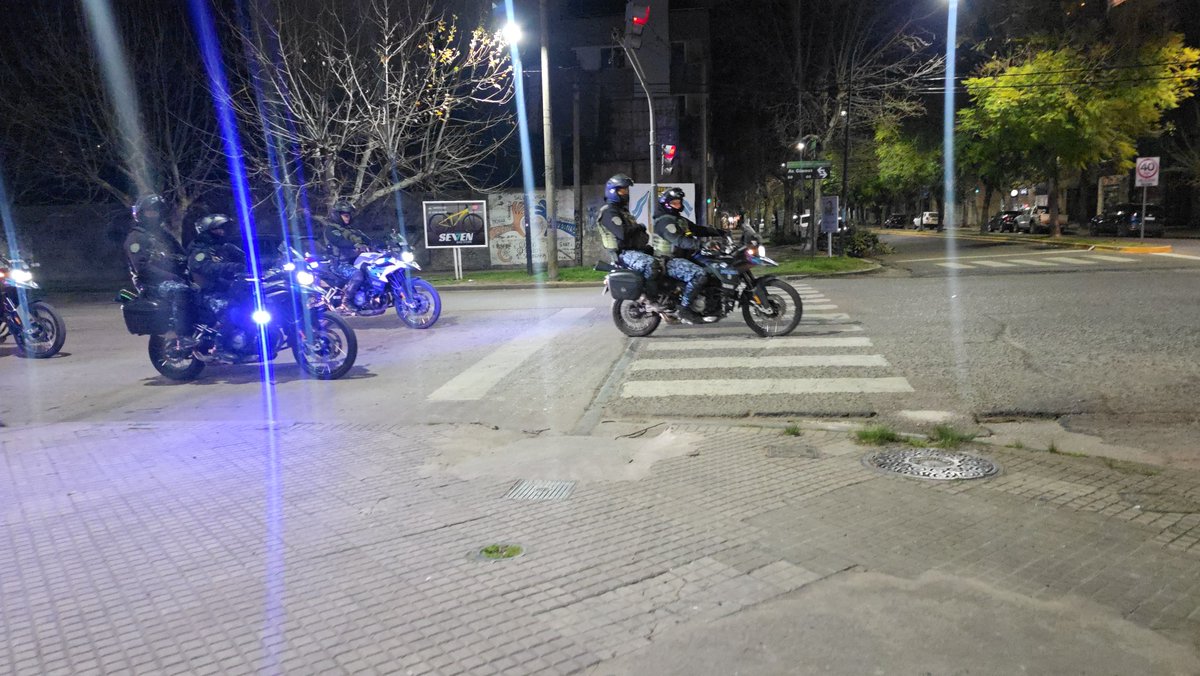 seguridadch's tweet photo. Seguridad en Chivilcoy con la colaboración de la División de Equipo Motorizado Antidisturbios de Infantería  

En el marco de la continuidad de los operativos nocturnos de prevención y saturación dispuestos por el municipio, la Secretaría de Seguridad de Chivilcoy confirmó el desembarco de efectivos de la División Equipo Motorizado Antidisturbios de Infantería (Cuartel Central de La Plata). Los dispositivos se despliegan en un intenso patrullaje dinámico orientado a prevenir delitos, desarticular ruidos molestos y controlar el tránsito en diversos puntos del partido.

Trabajo conjunto y recursos especializados

El secretario de Seguridad, Néstor Dabi, destacó el trabajo coordinado entre la Provincia de Buenos Aires y el municipio para ampliar los recursos en la calle: "Continuamos reforzando una serie de operativos nocturnos. Se suman motos bitripuladas de la División de Infantería, especializadas en este tipo de operativos que son muy importantes en Chivilcoy."

"Se suman a todas las fuerzas policiales que tenemos en Chivilcoy, tanto municipales como provinciales. Quiero agradecer a la Dirección de Tránsito de Chivilcoy que suman motos y móviles, además de móviles policiales y GAD. Un trabajo mancomunado en todos los barrios de Chivilcoy y fundamentalmente lugares estratégicos, previamente diagramados”.

Asimismo, Dabi remarcó el respaldo institucional tras las gestiones realizadas por el jefe comunal: "Agradecer las gestiones de nuestro intendente municipal Guillermo Britos con el ministro de Seguridad, el señor Javier Alonso, que se hará presente en esta semana. Fue como dijo el jefe comunal una reunión muy productiva en beneficio de la comunidad".

Cobertura en el casco urbano y zonas rurales

"Tenemos una gran cantidad de móviles. Se cubre toda la ciudad de Chivilcoy y la zona rural donde están todos los destacamentos. Se suma el Centro de Monitoreo y 911. También personal policial de civil, Gabinete Técnico Operativo y todas las divisiones que están trabajando."

Destacó además que uno de los compromisos asumidos por el ministro Alonso, fue cooperar en la reparación de móviles y proveer de un nuevo móvil para la División de Investigaciones, para reforzar el patrullaje y trabajo policial.

Anuncio de allanamientos por robo de motos y motociclistas que generan disturbios y llamado a los padres

De cara a los próximos días, la Secretaría de Seguridad confirmó que continuará la vía judicial contra quienes cometan infracciones y alteren el orden público: "A quienes se dan a la fuga en operativos, generan disturbios, roban motos y demás, se los denuncia y luego la Justicia dispone allanamientos en distintas viviendas. Esto ha sucedido en varias oportunidades por lo que felicito al personal tanto policial como de tránsito por el trabajo que realizan. Se documenta todo y se eleva al Poder Judicial. Seguimos trabajando para el bien de todos nuestros vecinos, trabajando en prevención, orden vehicular, identificación de personas y vehículos. Uno de los objetivos es desalentar el uso indebido de motos o que generan disturbios”.

Por último, Dabi volvió a apelar a la responsabilidad familiar respecto al uso de motovehículos por parte de menores: "Se han realizado y se van a realizar allanamientos; esto es para prevenir delitos, prevenir faltas en general y evitar siniestros viales. Los padres tienen que tomar conciencia de que un menor no puede circular en una moto porque pone en peligro su vida y la de terceros. En esto vamos a ser muy firmes y rigurosos”.
