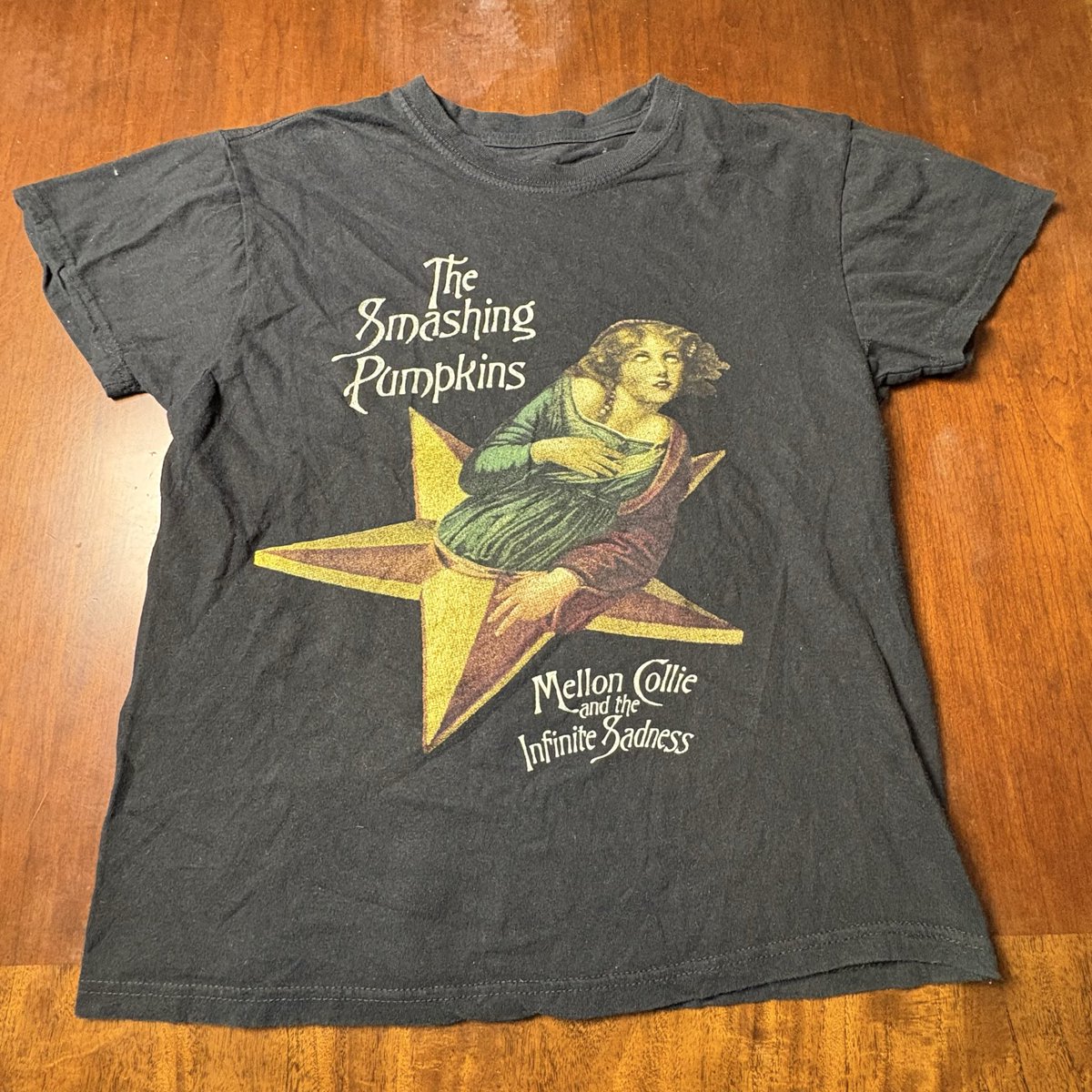 DeadThreadzNJ's tweet photo. Today’s drop makes absolutely no sense together and that’s exactly why I love thrifting 😂

Smashing Pumpkins 🎃
Y2K Billabong 🌊
U.S. Polo 🐎
Nike 🏃

You never know what the racks are gonna give you.

NEW DEAD THREADZ NJ DROP IS LIVE NOW. 🔥 https://t.co/wEcrihwDlF