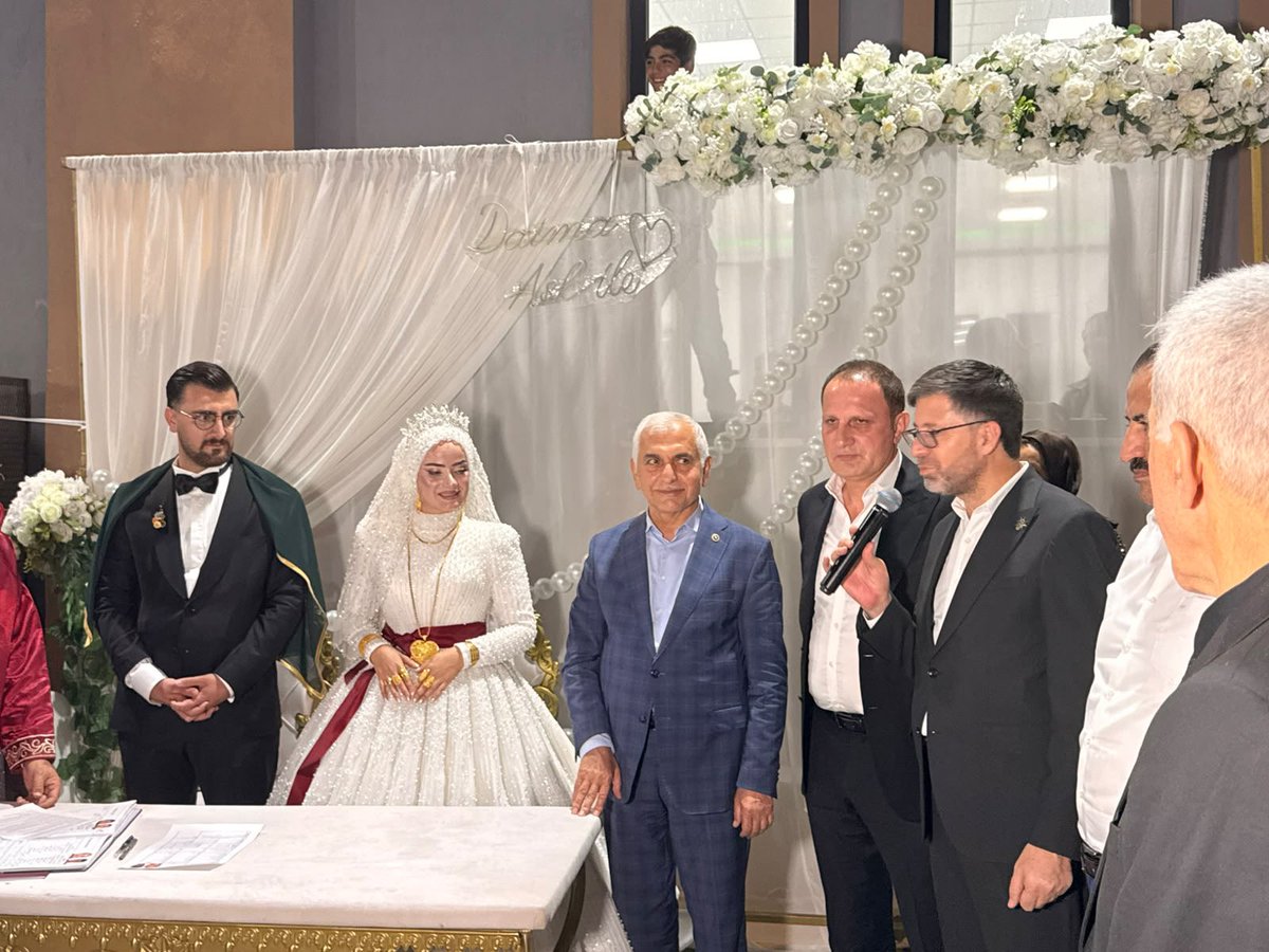 AkPartiSiirt's tweet photo. 📍 Eruh

Milletvekilimiz Sayın @mervangul56 , İl Başkanımız Sayın @AvHekimGider , İl Gençlik Kolları Başkanımız Sayın @mrtgul34 , Pervari Belediye Başkanımız Sayın Tayyar Özcan, İl Özel İdaresi Genel Sekreterimiz Sayın Hifzullah Canpolat ve teşkilatımızla birlikte; Eruh İl Genel Meclis Üyemiz Sayın Recep Teğin’in kıymetli oğlu Yıldırım Beyazıt ile Sinem Hanımefendinin düğün merasimine katılarak mutluluklarına ortak olduk.

Yıldırım Beyazıt ve Sinem çiftimize bir ömür boyu sağlık, huzur ve mutluluk diliyor; her iki ailemize hayırlı olsun dileklerimizi iletiyoruz.

Rabbim genç çiftimizin yuvasını sevgi, muhabbet ve bereketle daim eylesin.