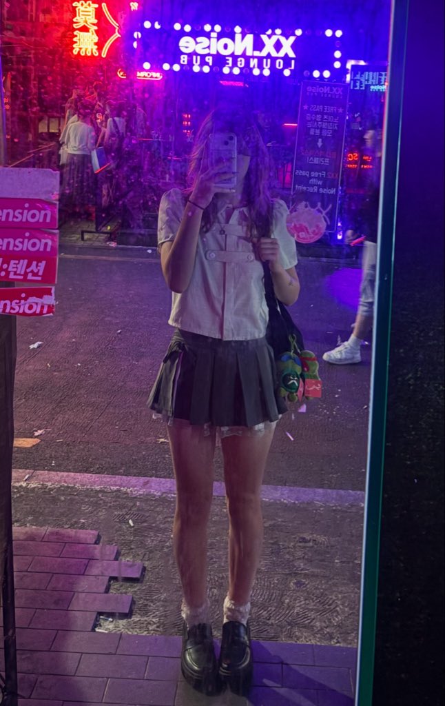 lupinkhorizon's tweet photo. outfit check before the bar lmao https://t.co/hhYjGs6mDC