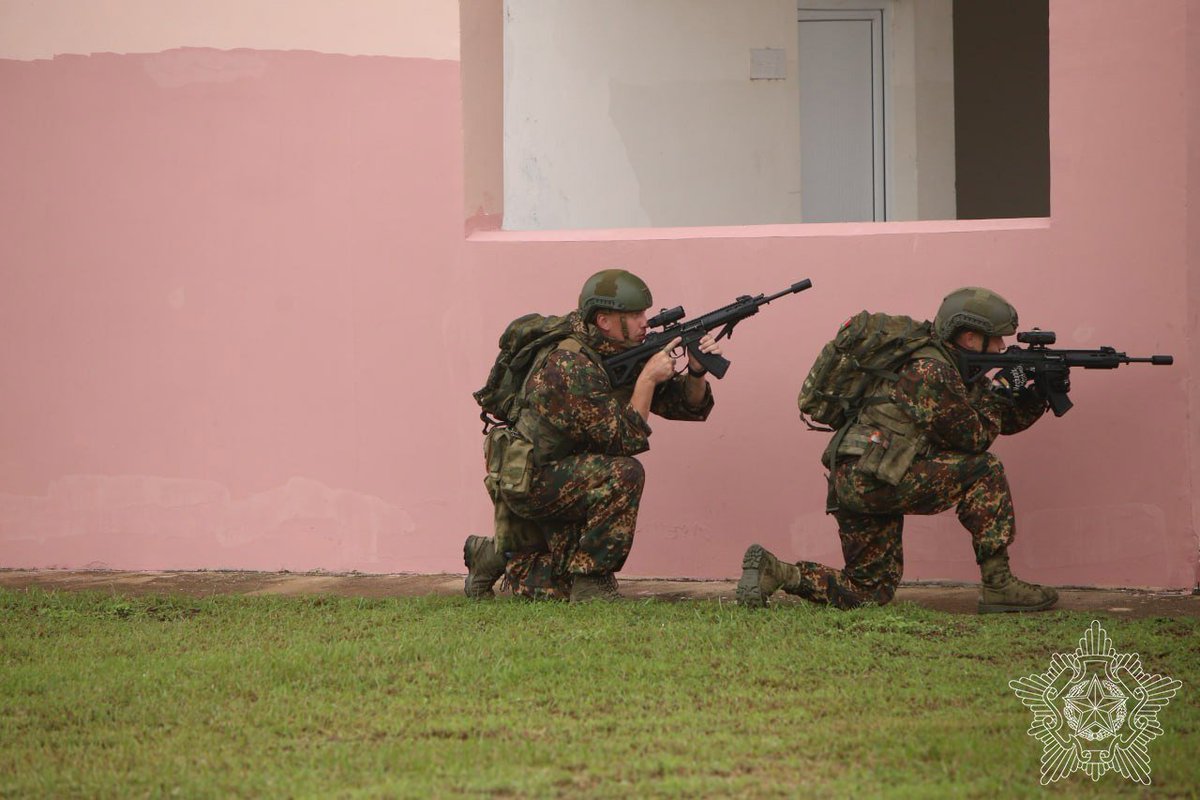 TheGreyPatriot_'s tweet photo. 🇧🇾🇨🇳 Today's joint urban combat training of Belarusian and Chinese troops as part of "Swift Eagle – 2026" exercises.

#Belarus #Belarusian #China #Chinese #PRC #Today #Training #Military #Army #Combat #QBZ191 #CQB #PLA #Tactical https://t.co/2jimu6Zx6t