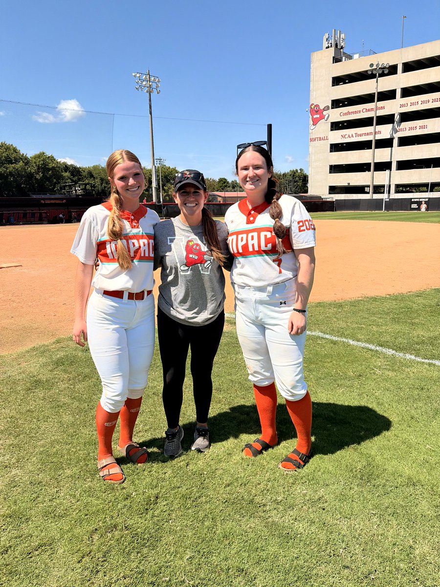bcarmickle2028's tweet photo. Super grateful for this @WKUSoftball pitching/catching clinic!! Learned plenty new drills and got more work in with @JosiePike_2028 before fall ball. Thank you to everyone who helped!! https://t.co/JGowzJtlhD