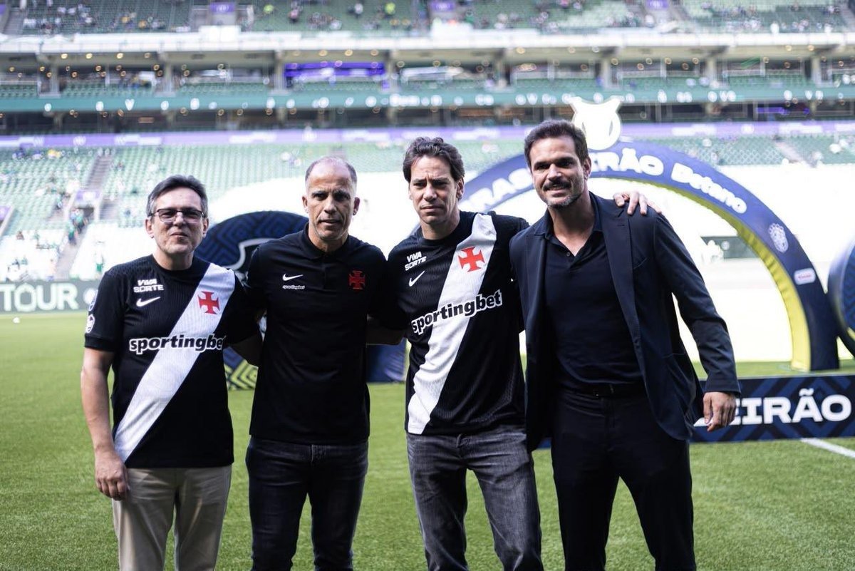 mariocoelhovasc's tweet photo. MARCOS LAMACCHIA APARECE NO GRAMADO DO NUBANK PARQUE USANDO CAMISA DO VASCO E AO LADO DE DIRIGENTES

O empresário Marcos Lamacchia, provável investidor da SAF vascaína, surpreendeu e agitou os bastidores ao marcar presença no gramado do Nubank Parque antes da partida contra o Palmeiras. Ele foi visto vestindo a camisa do Vasco e posando para fotos ao lado de dirigentes e figuras importantes do clube, como Admar Lopes, Felipe Maestro, além de estar acompanhado por jornalistas e coberturas presentes no local. A aparição pública com vestimentas institucionais reforça o avanço e o posicionamento do investidor nos bastidores do Cruz-Maltino.

Fonte: Atenção Vascaínos / Podcast Cruzmaltino / Bruno Murito (ge) / Diogo Dantas (O Globo) / Joel Silva (TMC)

Siga👇👉 https://t.co/bv2YFdc5up