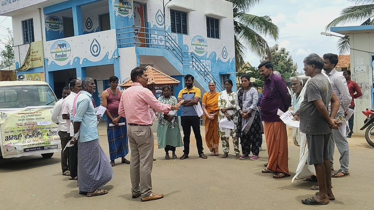 NMgnrega's tweet photo. ಮರಳೂರು ಗ್ರಾಮ ಪಂಚಾಯಿತಿಯ ಏಚಗಳ್ಳಿ ಗ್ರಾಮದಲ್ಲಿ VB G RAM G ಯೋಜನೆಯಡಿ ಹಮ್ಮಿಕೊಂಡಿದ್ದ ಜಾಬ್ ಕಾರ್ಡ್ ಮೇಳ ಕಾರ್ಯಕ್ರಮದಲ್ಲಿ ಸಹಾಯಕ ನಿರ್ದೇಶಕರಾದ ರಘುನಾಥ್ ಎಂ ರವರು ಸಾರ್ವಜನಿಕರಿಗೆ ಯೋಜನೆ ಕುರಿತ ಮಾಹಿತಿ ತಿಳಿಸಿ ಅರಿವು ಮೂಡಿಸಿದರು. https://t.co/PhqQIt76OB