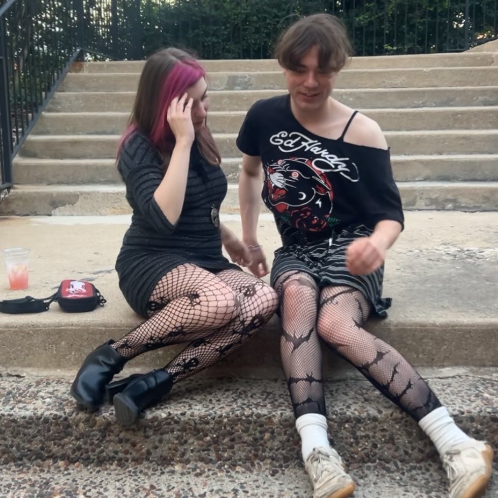 eepyleigha's tweet photo. 2 bad bitches n they best friends https://t.co/HnX9eIkwha