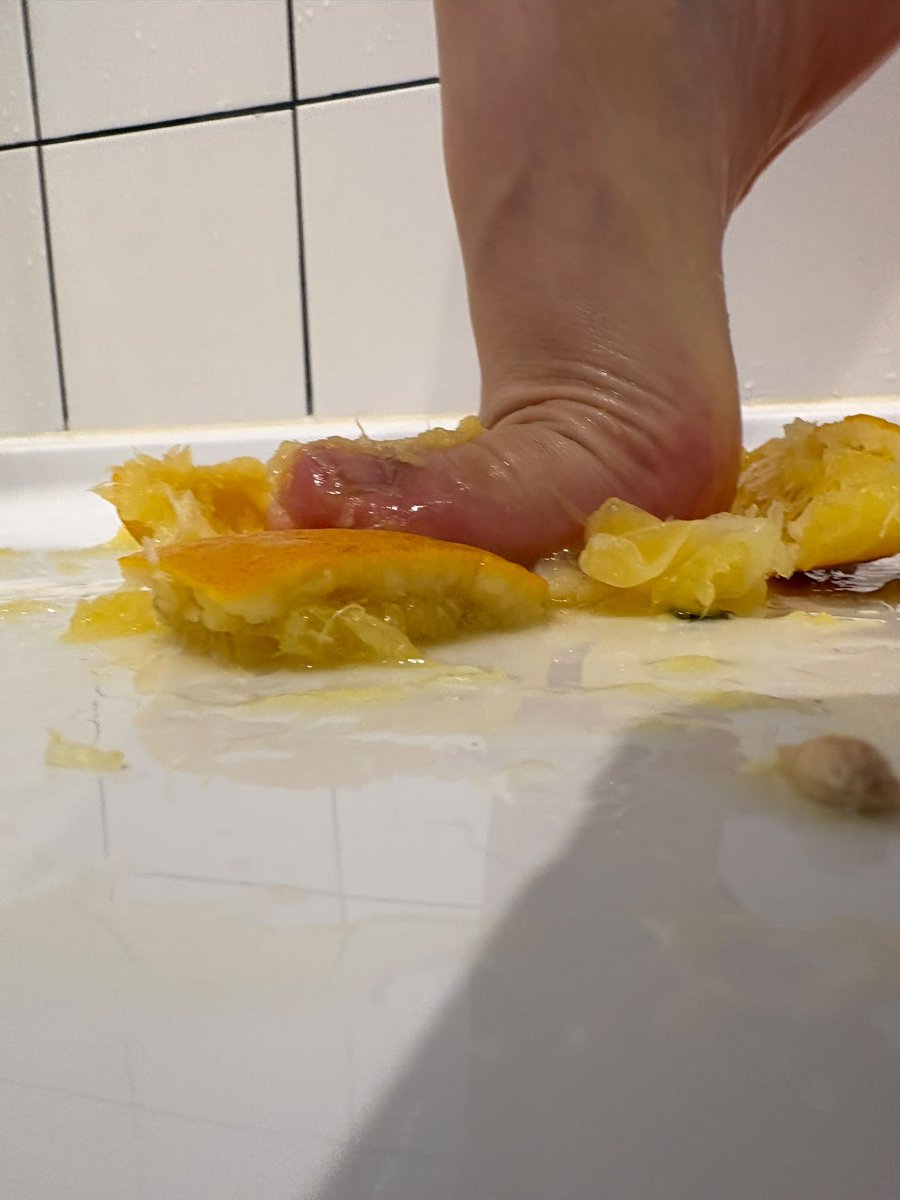 DouceurLylou's tweet photo. Voilà votre dessert, mes chiens ! 🦮

À mes pieds pour déguster ce qu’il reste de cette orange 😏👣👸

#feet #feetfetısh  #feetworshi̇p #frenchfeet https://t.co/zS8v5HTfeb
