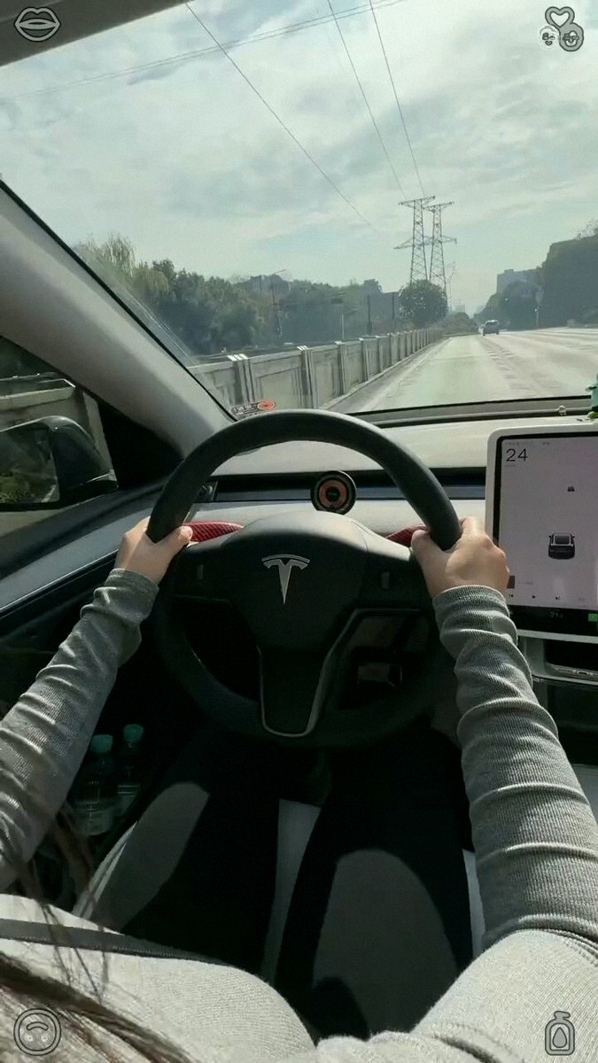 Saching00865839's tweet photo. There’s something special about hitting an empty road early in the morning from the driver’s seat. #TeslaPOV https://t.co/6renotZgni