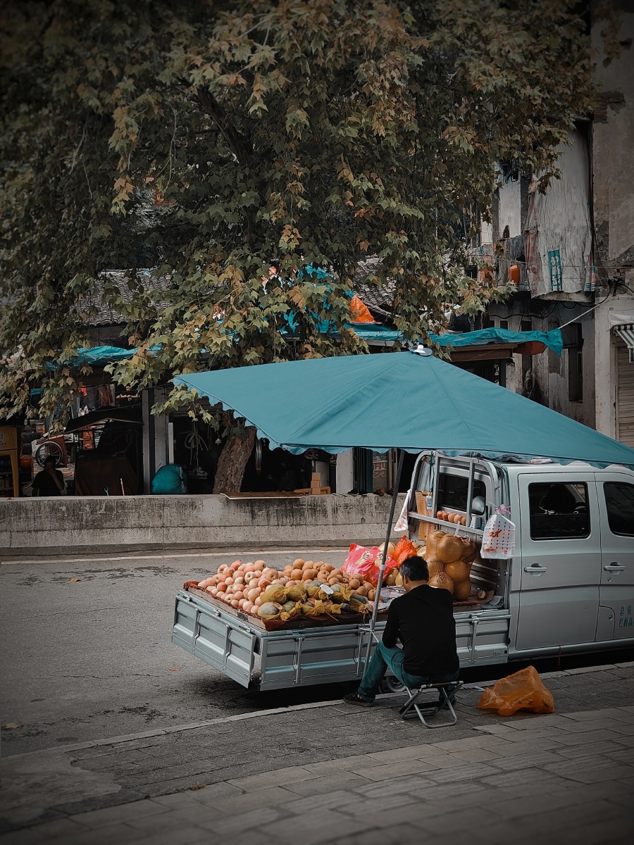 Ekapuji54131727's tweet photo. Warm afternoon light hitting a small vendor cart on the busy city street – casual street vibe at its finest.， https://t.co/SaCn0tLI5R
