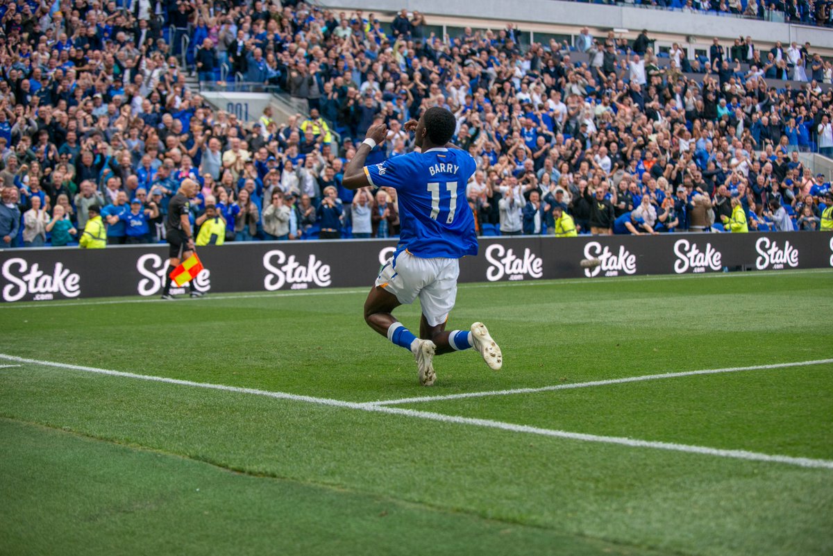 Everton's tweet photo. 🙌 Heading into the new week on the back of a win! https://t.co/1oTJe6Gl32