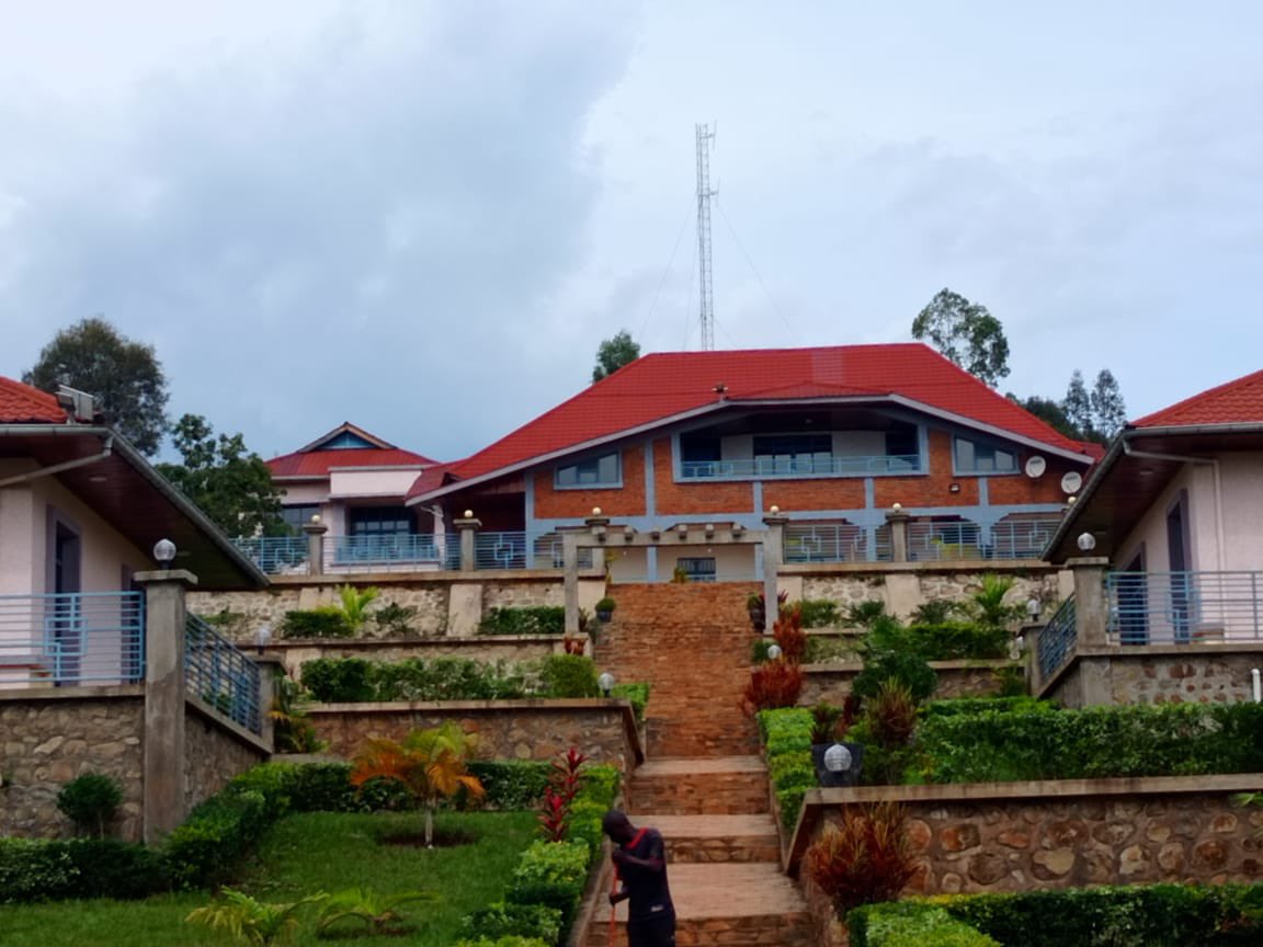 michombero's tweet photo. #Idjwi : la résidence du député Miruho Akili Prosper pillée par les rebelles du M23-RDF, plusieurs biens emportés
La résidence du député national Miruho Akili Prosper, située dans le village de Mazina, groupement de Nyakalengwa, en territoire d’Idjwi (Sud-Kivu), a été visitée samedi 15 août par des éléments de l’AFC-M23-RDF selon les témoins.
Plusieurs sources indépendantes, notamment au sein de la société civile et de la sécurité locale, rapportent que des biens ont été emportés lors de cette opération.