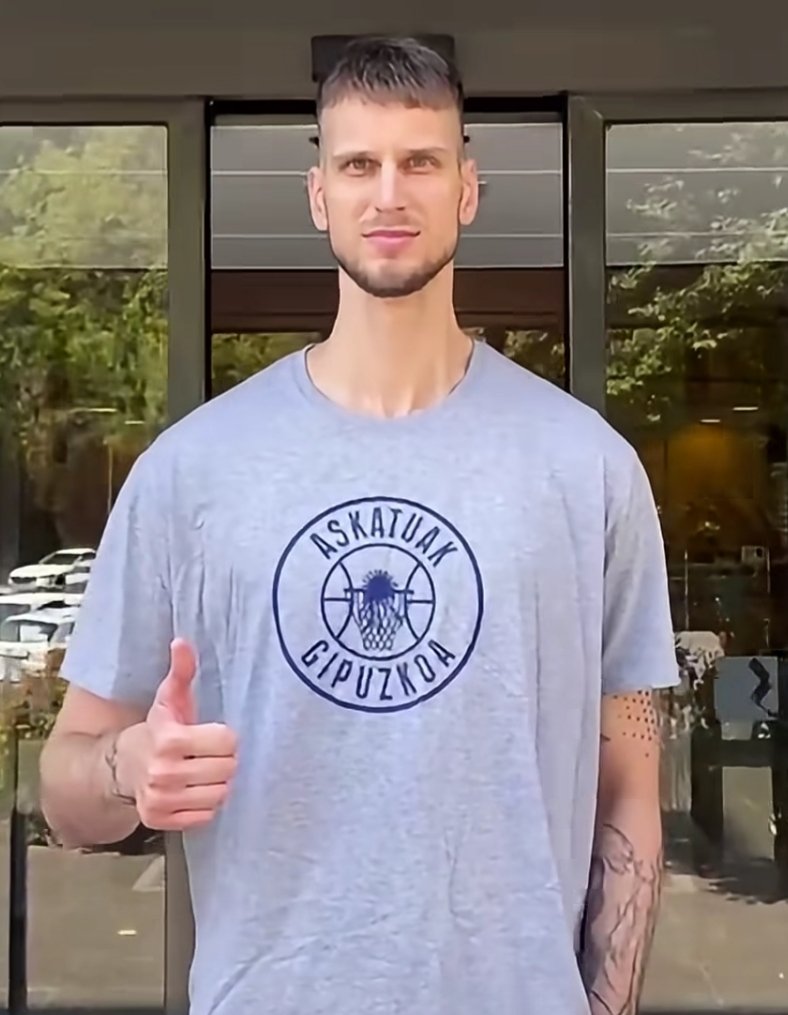 kpio500's tweet photo. 7'4 J.P. from Lithuania with thumbs up https://t.co/iM5FBJN76d