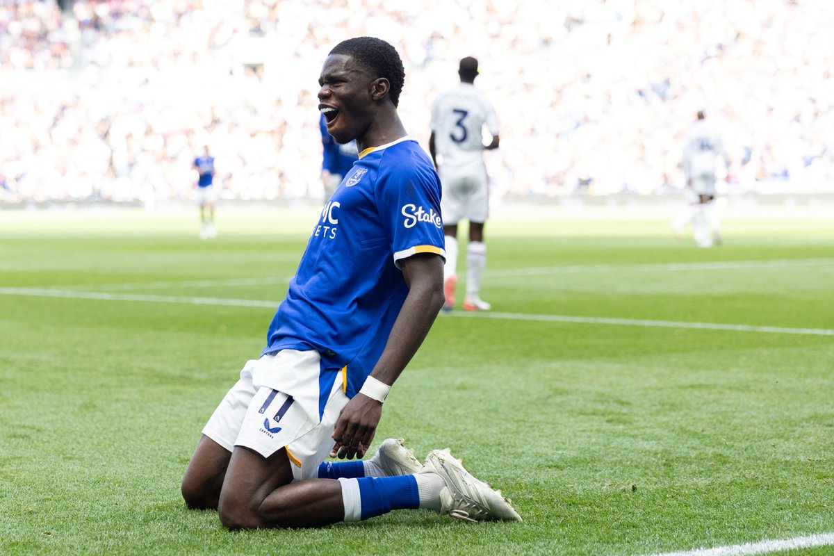 Everton's tweet photo. 🙌 Heading into the new week on the back of a win! https://t.co/1oTJe6Gl32