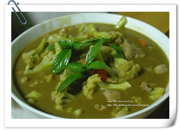 susilvasantos's tweet photo. Treat your taste buds to authentic Thai green curry tonight! Creamy coconut, spicy basil, and tender veggies make this takeaway perfect for a cozy night in https://t.co/yxC9Ryvk5y
