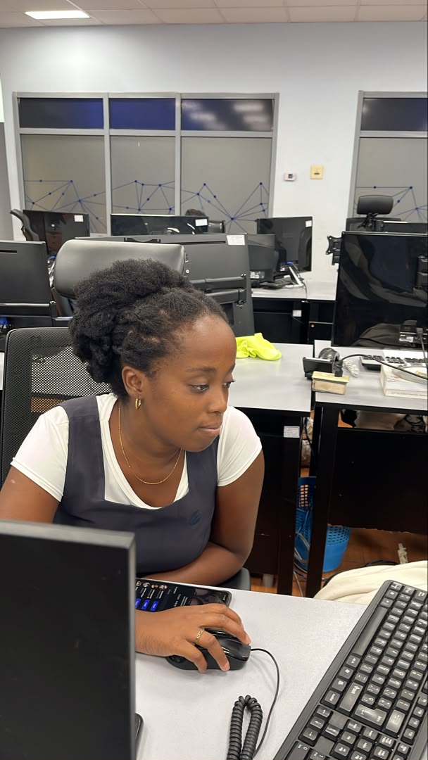 AlonsoSybel's tweet photo. Hoy, en su aniversario, #66FMC  laboran mujeres que vigilan y atienden las infraestructura de telecomunicaciones de #Cuba #MujeresEnRevolución
#EtecsaConCuba https://t.co/vU01gAveXz