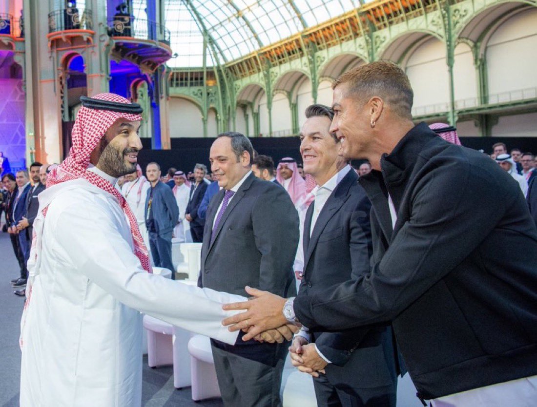 alnfi3iii's tweet photo. اجمل صورة ممكن تشوفها اليوم  

زعيم الشرق الأوسط سمو سيدي ولي العهد حفظه الله ورعاه وملك كرة القدم قائد نادي النصر السعودي كريستيانو رونالدو  

💚💚💚💚💚💚 https://t.co/be0Y67qpJw