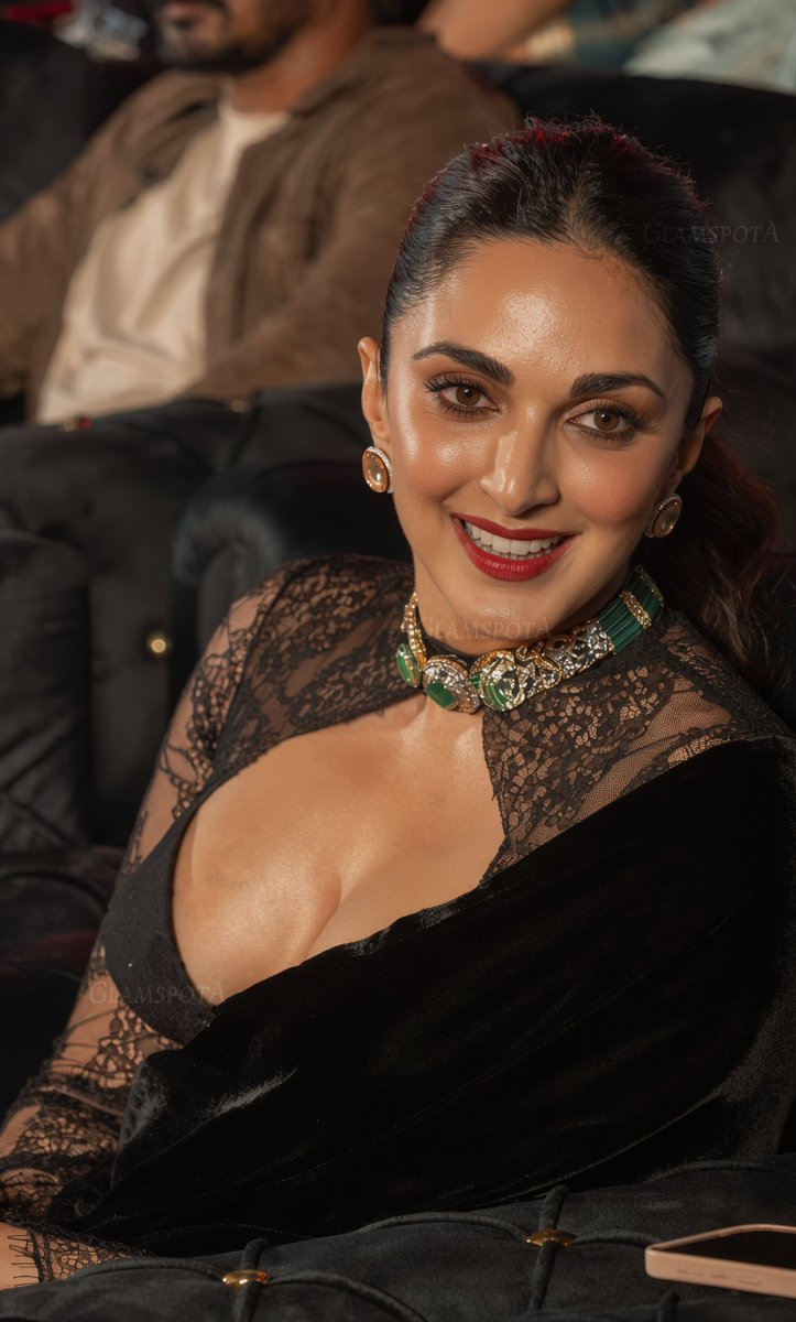 GlamspotA's tweet photo. The Glow of Kiara Advani Mommyy is Unreal !!! https://t.co/Y6Ta5oNJHM