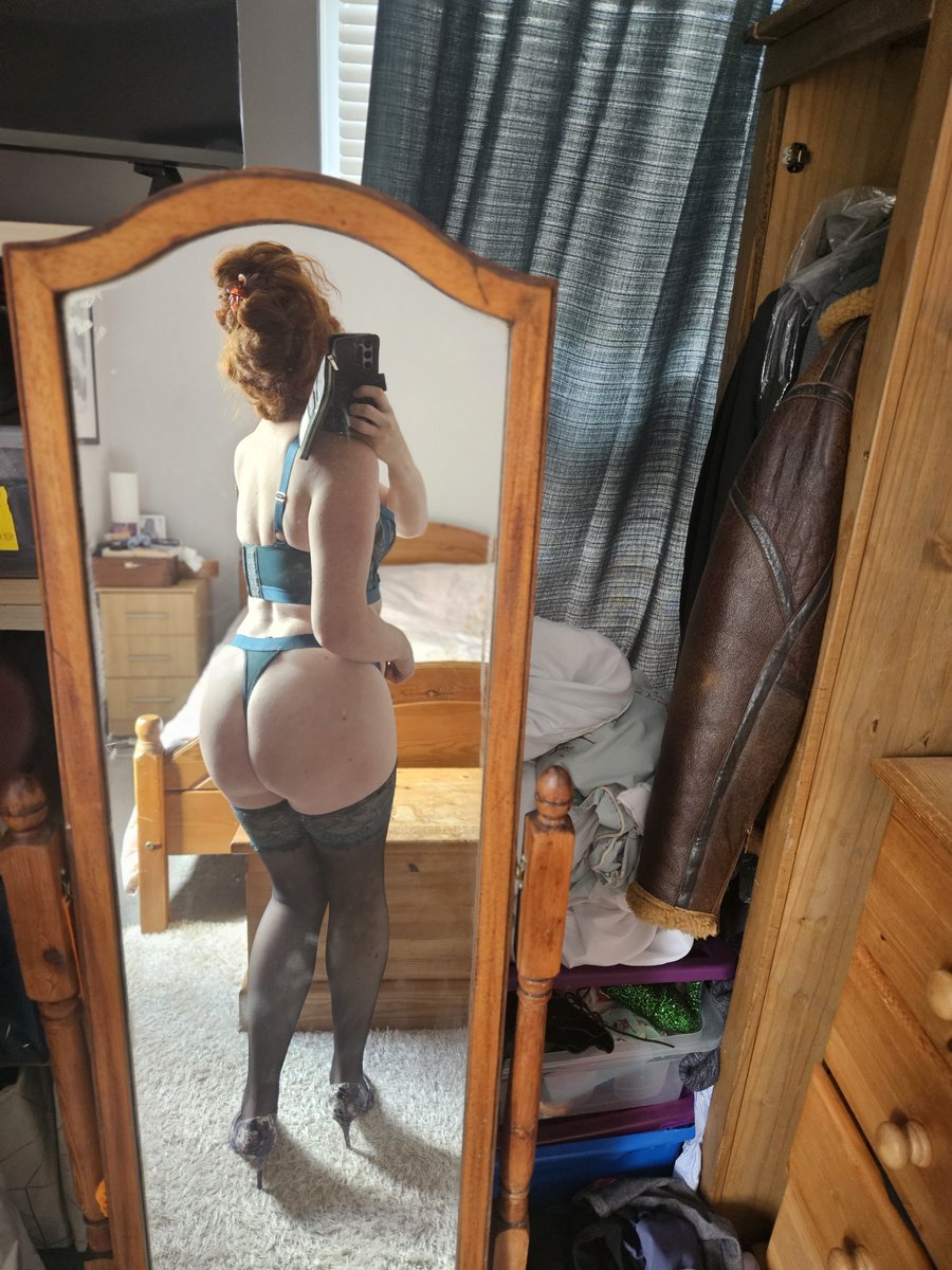 berry_trishpat's tweet photo. Another new lingerie set debuting this week. Put this on and my hair up, felt like a sexy naughty librarian! Come join my patreon and tell me if you agree.  Link in bio💚💚  #RedHairVibes #GingerHair #lingerie #amateurmodel #spicycreator #sexy https://t.co/zh4Wqqp8sN