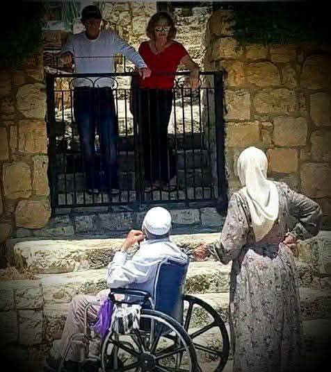 AlshnawyMr59227's tweet photo. يحدث فى فلسطين الان 
بيتم طرد الأهالى من سكنهم وتوطين الكلاب الصهاينه فيه بقوة السلاح .
      ( الخبر خلص يا مسلمين ) 💔✋ https://t.co/Ud2TM0emY2