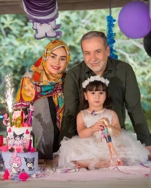 beehnam's tweet photo. عراقچی؛ درسته که همسرم روسری ۴۰۰ دلاری لویی ویتون داره و لیموزین سوار می‌شه، اما دلیل نمی‌شه که از تحریم‌ها بترسیم https://t.co/f6tc2ocUNi