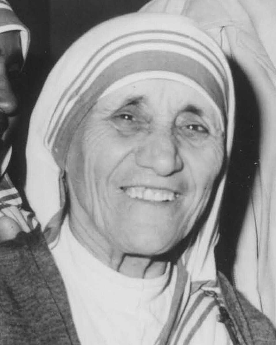 URDailyHistory's tweet photo. 26 Aug 1910: Mother Teresa, born Agnes Gonxha Bojaxhiu, is born in #Skopje, the #Ottoman Empire and now the capital of North #Macedonia. She died in 1997. She was #beatified in 2003 and #canonized in 2016. #Catholic #MotherTeresa #history #saint #ad https://t.co/A9ySgmyhc4 https://t.co/PzuAT3k1u3