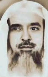 ALfalehaaa's tweet photo. عُرِفَ الشيخ العلامة عبد الله بن قعود - رحمه الله - عضو هيئة كبار العلماء السابق (ت 1426هـ) برِقّة قلبه، وقُرب دمعته وخشيته، وعاطفته الدينية.
في أحد الأعوام نَوَى أن لا يَحجّ، وأصبح صائمًا يوم عرفة، وعندما شاهد وفودَ الحجاج تتوافد إلى عرفات صباحًا، لم يتمالك نفسَه مِن البُكاء، فاتصل سريعًا بالخطوط السعودية وحجز مقعدًا إلى مدينة جدة، ولم تَغب شمسُ ذلك اليوم إلا وهو مع الحُجّاج على صعيد عرفات.
وذَكَر تلميذُه الشيخُ د. سعد الخثلان - حفظه الله -، عضو هيئة كبار العلماء سابقًا، وإمام الجامع الذي كان يصلي فيه الشيخُ ابنُ قعود: أنّ الشيخ - رحمه الله - كان يأتي للمسجد مع أذان الفجر، ويقرأ القرآن عن ظهر قلب حتى تقام الصلاة، ويُسْمَع له أثناء ذلك نشيج بالبكاء، وتأوّه وعَبرات.
 رحمه الله رحمة واسعة.
= آراء الشيخ ابن قعود التربوية من خلال مؤلفاته.