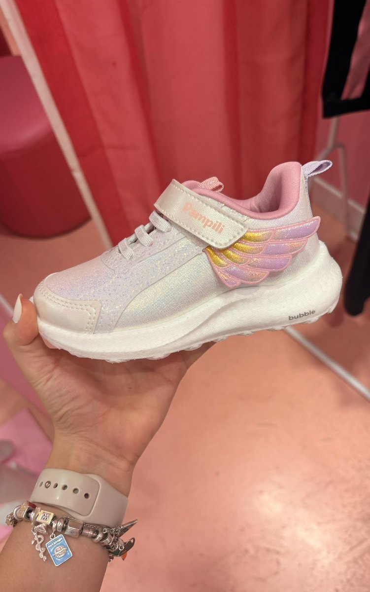 aboutfavs's tweet photo. gnt achei o tênis da filha de lutteo 🥹 https://t.co/QWcjr4zCBU