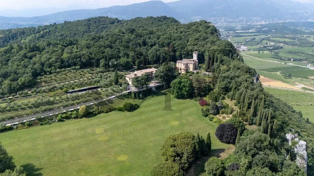 OnlyPrestigious's tweet photo. 🏡 House | Verona, Veneto, Italy
 💵 Price: €36,000,000 (approx. $38,880,000 USD)
✨ 15-bed grand residence (33,368 sqft)

 🌅 Features a spacious private terrace and indoor air conditioning
 🏊 Stunning outdoor swimming pool https://t.co/YhwgM7T2BF