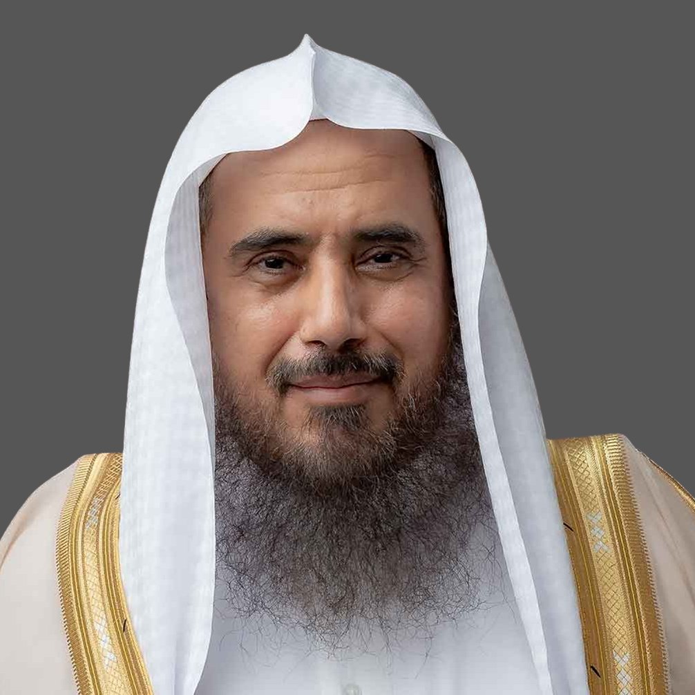 ALfalehaaa's tweet photo. عُرِفَ الشيخ العلامة عبد الله بن قعود - رحمه الله - عضو هيئة كبار العلماء السابق (ت 1426هـ) برِقّة قلبه، وقُرب دمعته وخشيته، وعاطفته الدينية.
في أحد الأعوام نَوَى أن لا يَحجّ، وأصبح صائمًا يوم عرفة، وعندما شاهد وفودَ الحجاج تتوافد إلى عرفات صباحًا، لم يتمالك نفسَه مِن البُكاء، فاتصل سريعًا بالخطوط السعودية وحجز مقعدًا إلى مدينة جدة، ولم تَغب شمسُ ذلك اليوم إلا وهو مع الحُجّاج على صعيد عرفات.
وذَكَر تلميذُه الشيخُ د. سعد الخثلان - حفظه الله -، عضو هيئة كبار العلماء سابقًا، وإمام الجامع الذي كان يصلي فيه الشيخُ ابنُ قعود: أنّ الشيخ - رحمه الله - كان يأتي للمسجد مع أذان الفجر، ويقرأ القرآن عن ظهر قلب حتى تقام الصلاة، ويُسْمَع له أثناء ذلك نشيج بالبكاء، وتأوّه وعَبرات.
 رحمه الله رحمة واسعة.
= آراء الشيخ ابن قعود التربوية من خلال مؤلفاته.