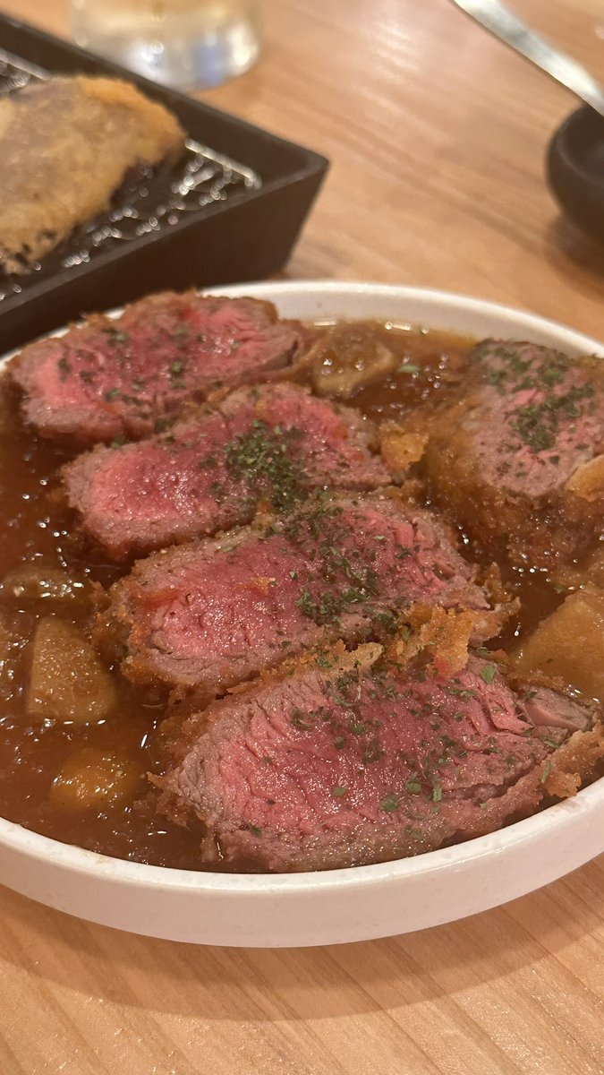 TakaoKonishi's tweet photo. 終演後ボイジャータケル君と一杯！いや、沢山の意味でいっぱいか？ボイジャーの歌もすごく良かった、たける君は肉体強化もあり声が太く艶やかに、瀬下さんは相変わらずの表現力にパワフル！堀江美都子さんとのウルトラマンテオエンディングの共演も素晴らしかった！たける君とは沢山いろいろな話が出来ました！美味しくて楽しかった！