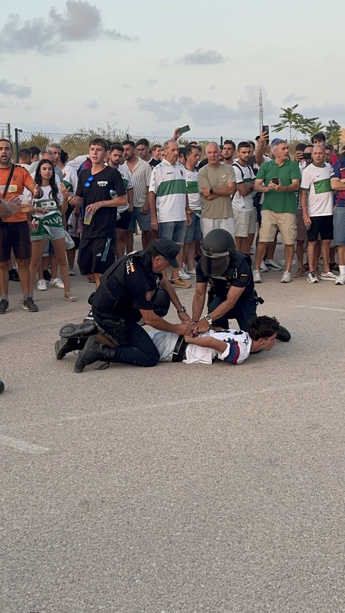 tjcope's tweet photo. 💥 ¡DETENIDO UN AFICIONADO DEL @FCBarcelona!

🚔 Ha ocurrido en los alrededores del Martínez Valero, antes del Elche-Barça, tras propinar varios puñetazos a un policía

📸 @alvarogarciap https://t.co/ibz0c3l9Up