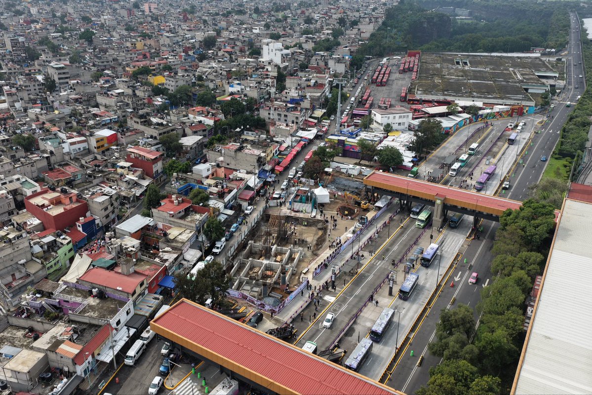 GobiernoMX's tweet photo. En Ciudad de México, la presidenta @Claudiashein supervisa avances en la construcción de la Línea 4 del Cablebús, proyecto de movilidad segura que reduce tiempos de traslado; estará listo en diciembre 2027.

“Está dedicado a quienes menos tienen; es una visión que compartimos para la ciudad y el país.”