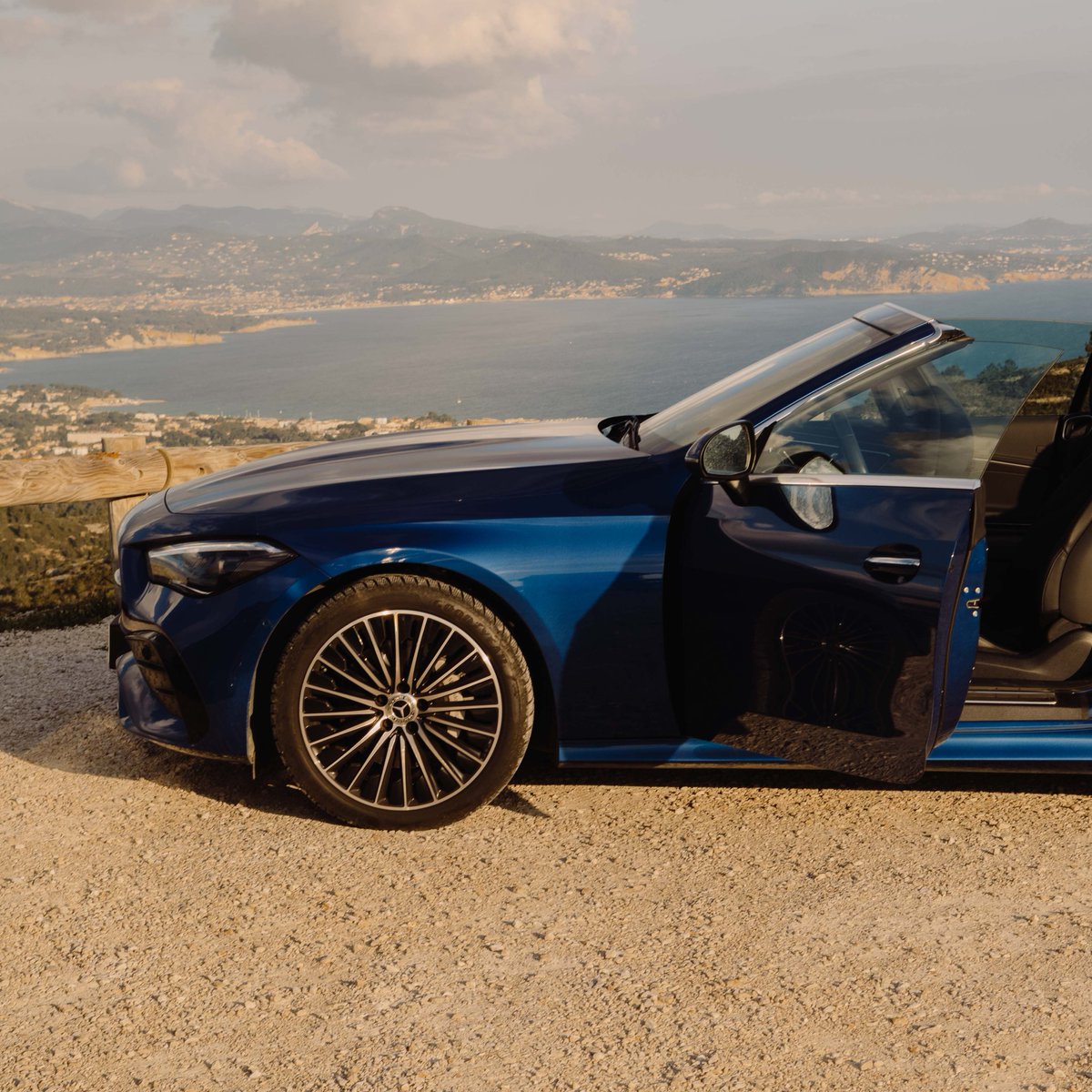 MercedesBenz's tweet photo. Some views deserve the top-down treatment. Combined with the Burmester® sound system for an epic coastal drive. Who is tagging along with you? 

📷 p0hleroid_ (IG) for #MBcreator

#MercedesBenz #WelcomeHome #140YearsOfInnovation https://t.co/AXlX8SrNbI