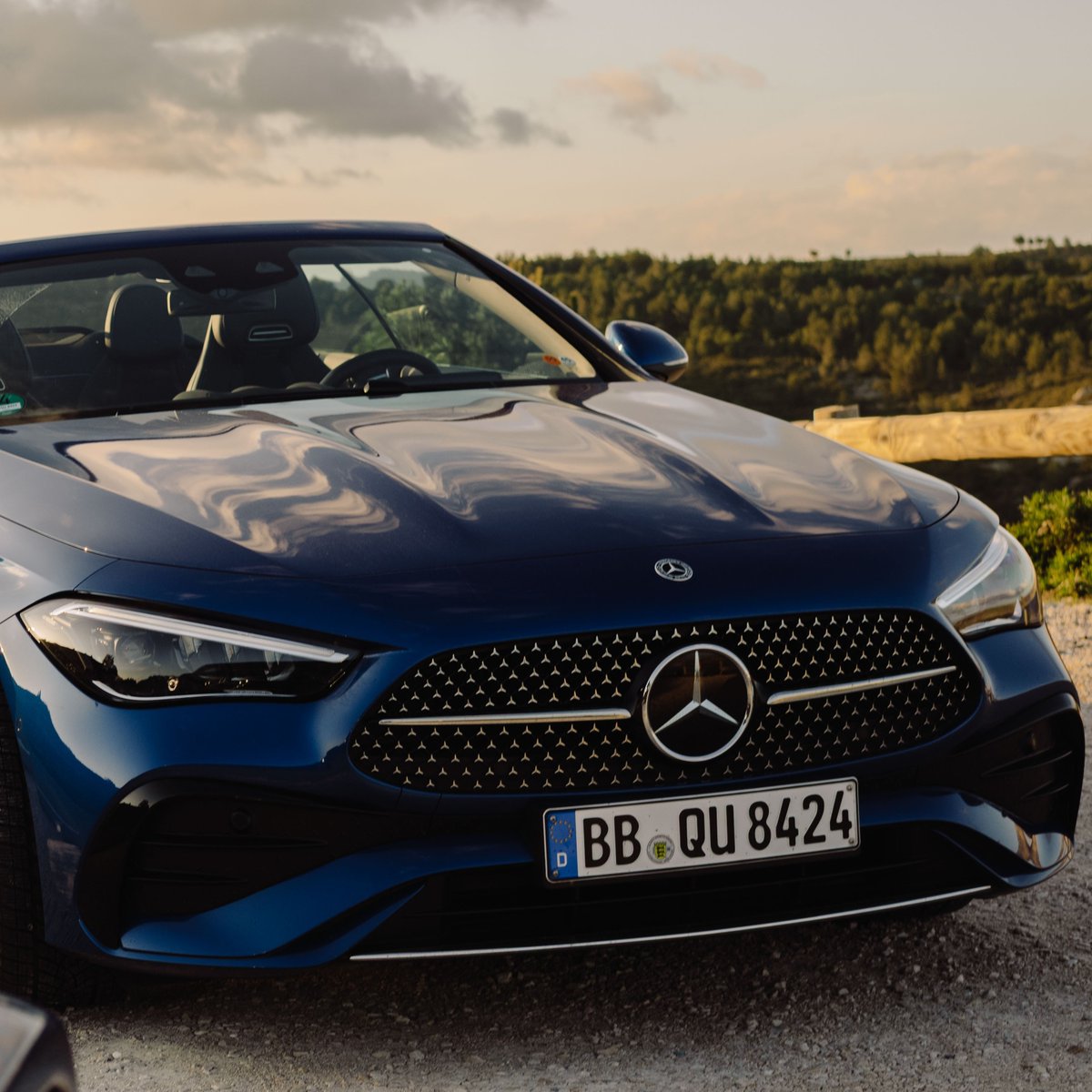 MercedesBenz's tweet photo. Some views deserve the top-down treatment. Combined with the Burmester® sound system for an epic coastal drive. Who is tagging along with you? 

📷 p0hleroid_ (IG) for #MBcreator

#MercedesBenz #WelcomeHome #140YearsOfInnovation https://t.co/AXlX8SrNbI
