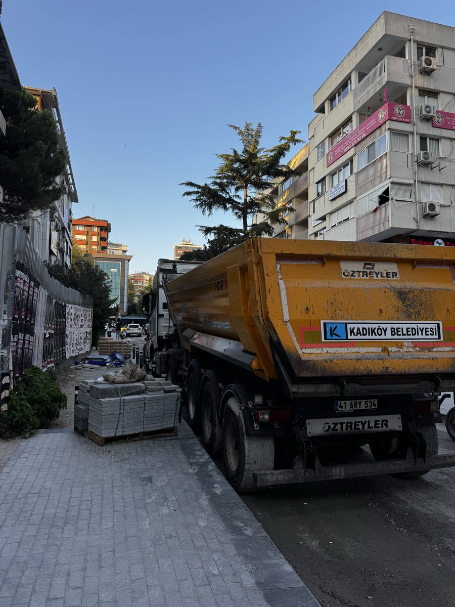 TanBerk91's tweet photo. @kadikoybelediye Vatandaşın kaldırımını kapatırken nereden yürümesini bekliyorsunuz? Önlem almadığınız yoldan mı yürüyelim?orada arabalar bile zor ilerliyor! çünkü yol yapımı da var!!! Haftasonu en Dünyaca ünlü etkinliğinin yapıldığı bir yere giden yol burası. @asayisberkemal0 https://t.co/pb39p2RtAB