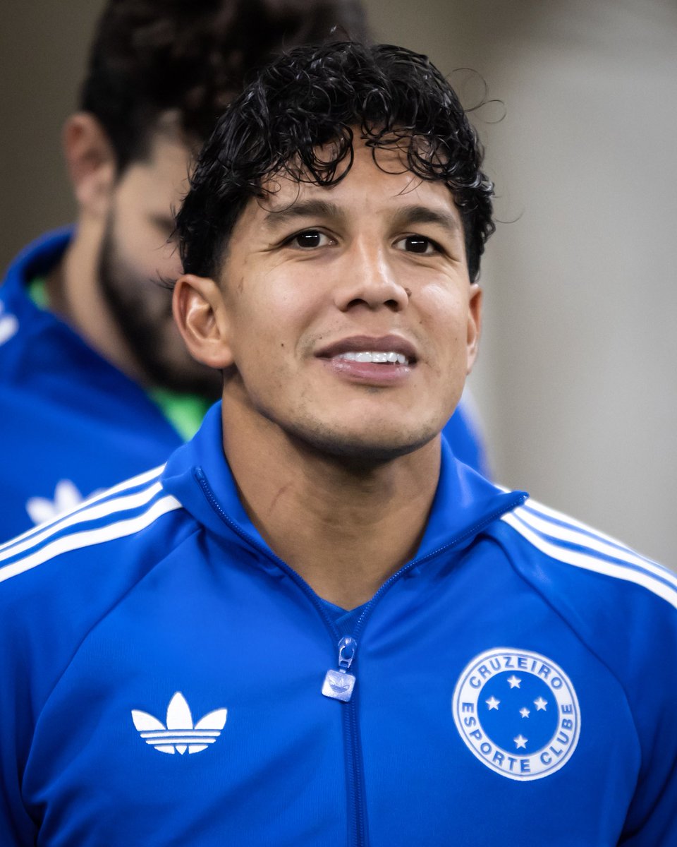 Cruzeiro's tweet photo. Nesse sábado, os atletas do Cruzeiro entraram em campo vestindo o casaco da coleção Originals da @adidasbrasil! 🦊

Garanta o seu nas lojas físicas ou em https://t.co/vdoZ0bbqTk!

📸 @ggaleixo / Cruzeiro https://t.co/hyVmvmQLBj