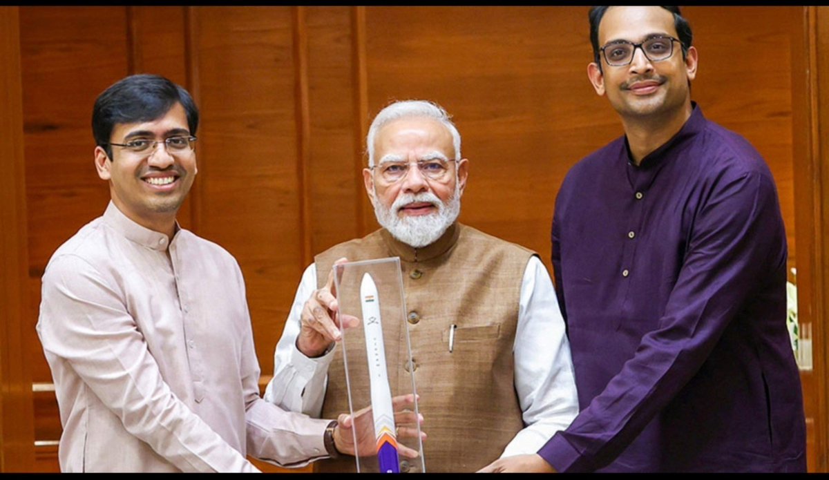 TheIndiaVoice_'s tweet photo. "India prepares to set up Petrol Pumps in Space and will manufacture medicines."

— Space Startup to PM Modi https://t.co/3muGi88H5U