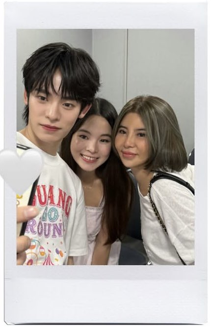 18decttp's tweet photo. จั้นเห็นสองรูปนี้แล้วมีน้ามตา ㅠㅠㅠㅠㅠㅠㅠ เป็นครอบครัวที่น่ารักมากเลย คอยซัพพอร์ตกันเสมอ แม่เปิ้ลกับพี่ปิ่นคงภูมิใจในตัวน้องป๋อมากแน่ ๆ ความพยายามของน้องป๋อที่ทำมันมาตลอด วันนี้น้องป๋อทำได้แล้วนะ เก่งมากเลยคับ ดีใจด้วยมาก ๆ เลย 🥺🧑‍🧒‍🧒🫰🏻💘🐻‍❄️��🏻 https://t.co/N91iQ3tILd