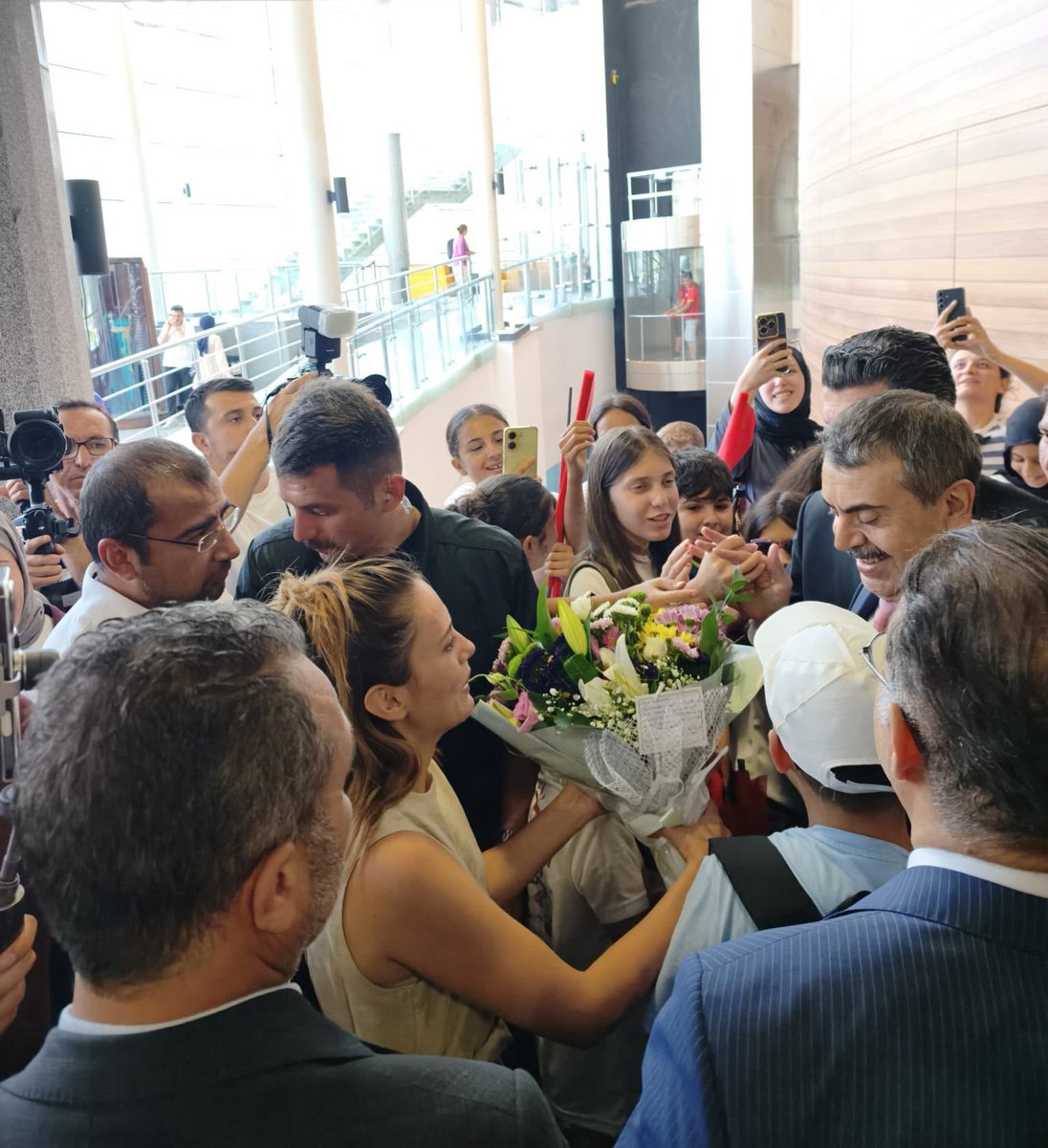 _busraydn__'s tweet photo. Sayın Bakanım, alacağınız tek bir il emri kararı binlerce haneye huzur, on binlerce öğrenciye tebessüm olarak yansıyacaktır. Ailelerimizi birleştirecek o müjdenizi sabırsızlıkla ve dualarla bekliyoruz. @Yusuf__Tekin @cftcblnt @mebpgm #GozlerilEmrinde 🙏🏻 https://t.co/wxRkWSZhBM
