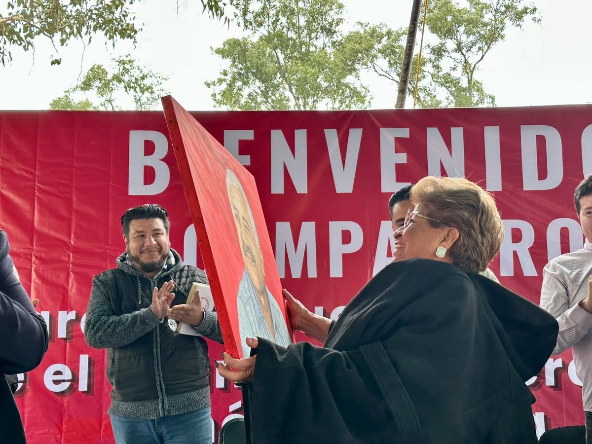 HersiliaCM's tweet photo. Compañeros de la CDMX, me han llenado el corazón de ternura.
Gracias por este maravilloso regalo. 
Gracias por recodar a Ramón García Hernandez. https://t.co/bsItkfaHix